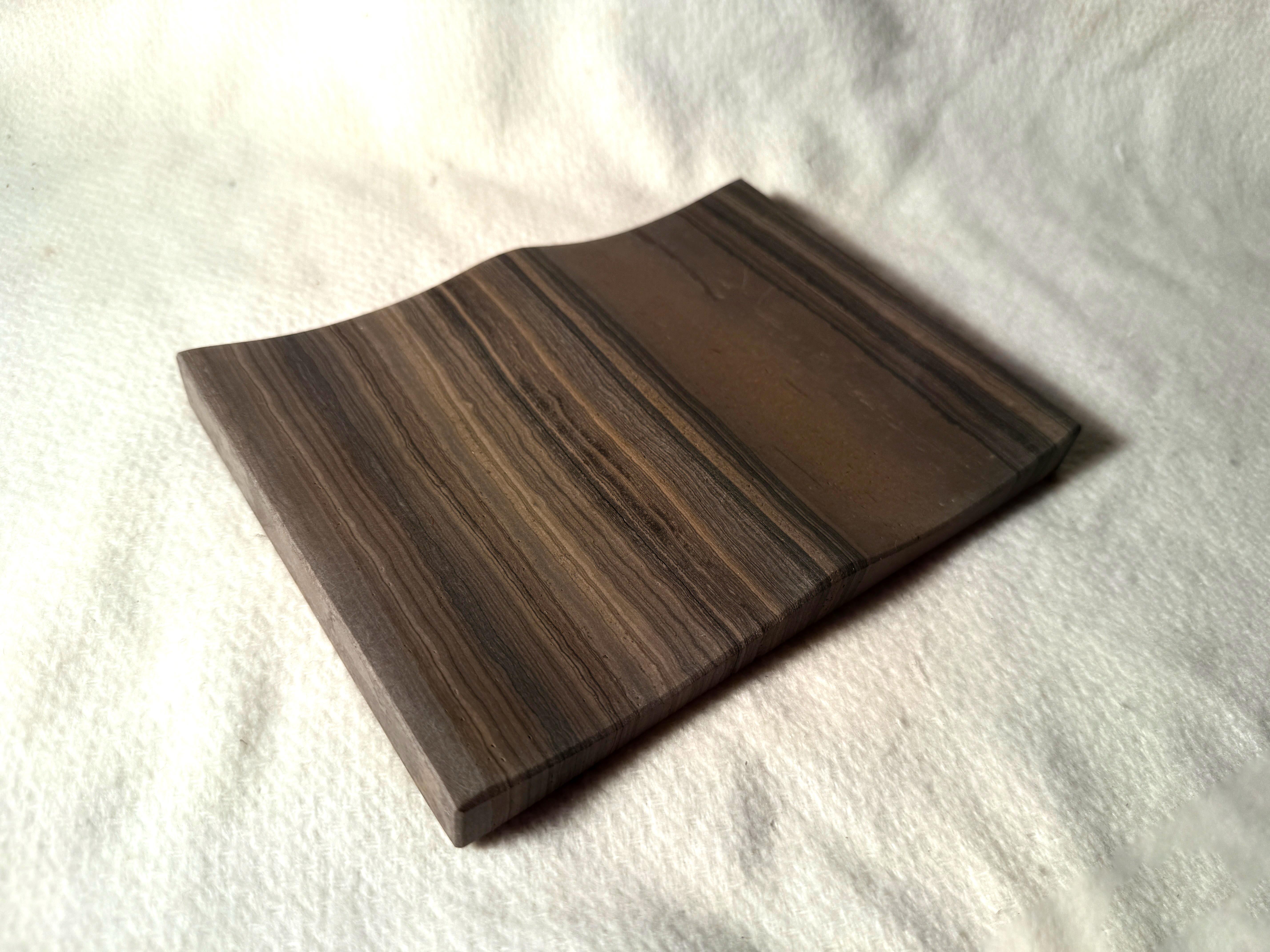 Spagnolo Esclusivo vassoio per gioielli di lusso in pietra naturale Wengué Marble Meddel Design Minimal in vendita