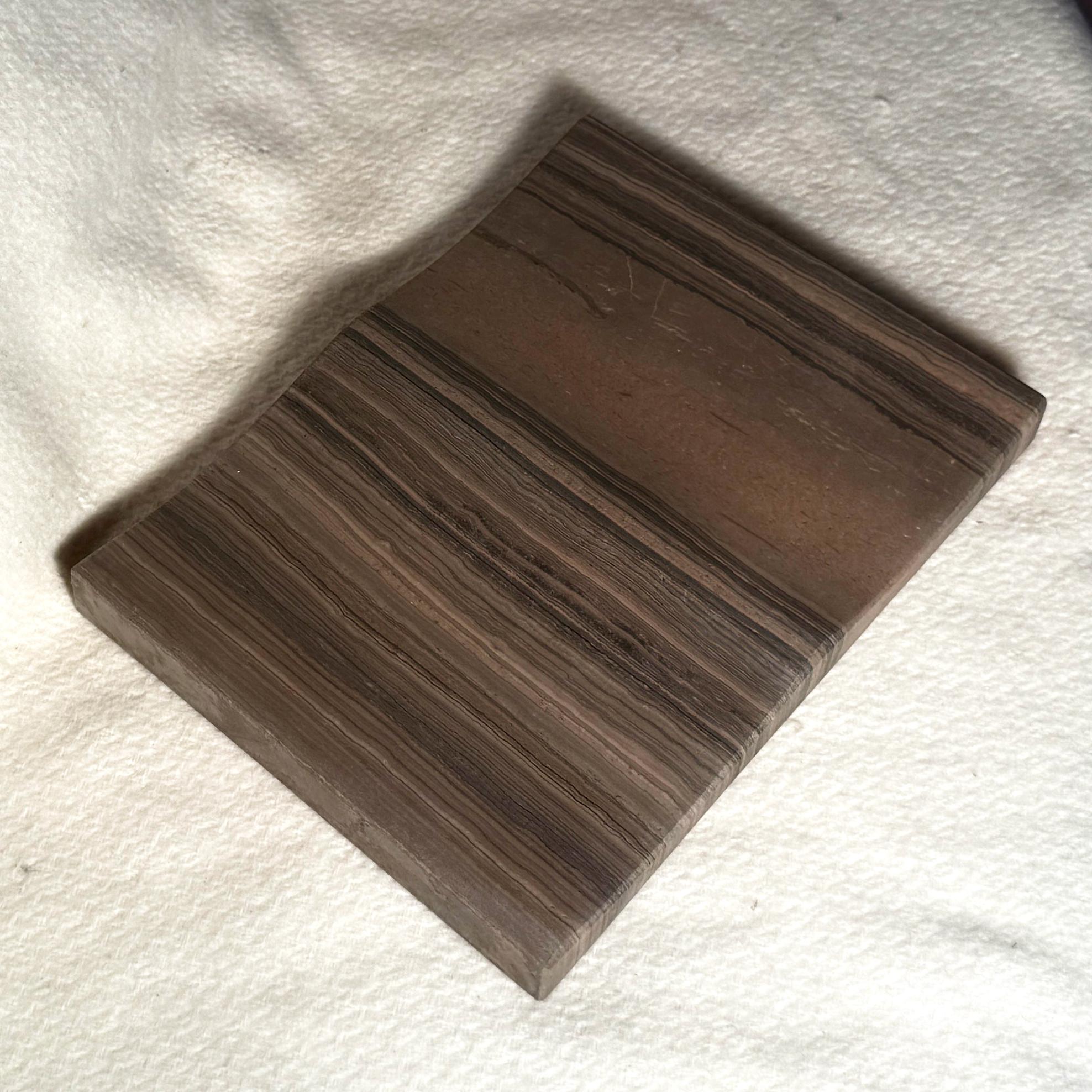 Esclusivo vassoio per gioielli di lusso in pietra naturale Wengué Marble Meddel Design Minimal in vendita 1