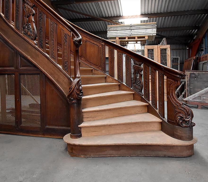 C'est un très bel escalier unique.
Il est sculpté à la main et sort d'un manoir
Près de Paris, France.