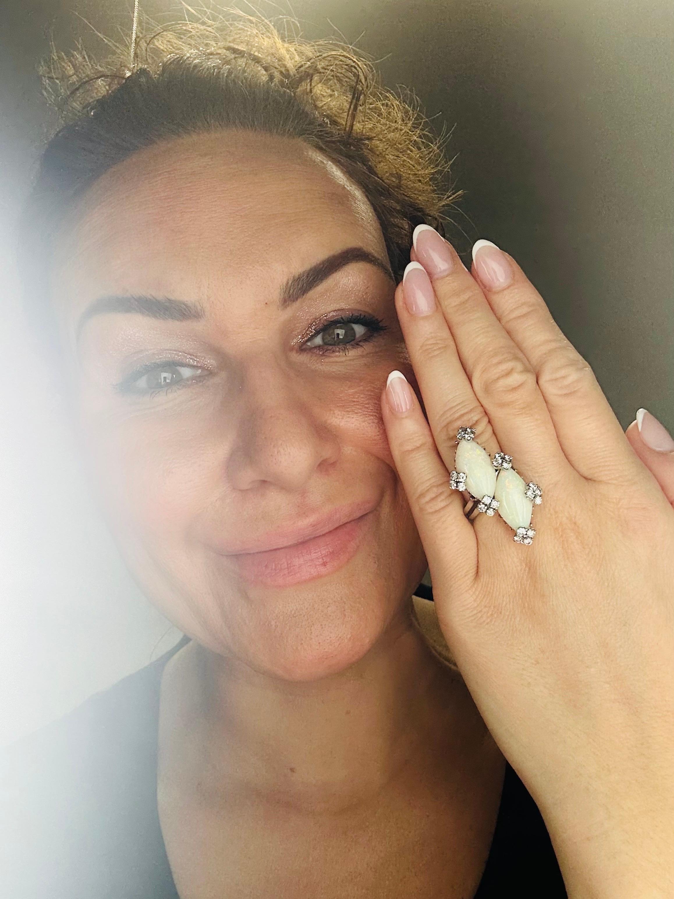 Anillo de diamantes ópalo muy singular en oro blanco de 14KT, el estilo es inusual, año de la marca es desconocido. El anillo parece tener motivos art déco, pero no es una pieza art déco viva. Fabricada con diamantes VS y ópalos macizos naturales en