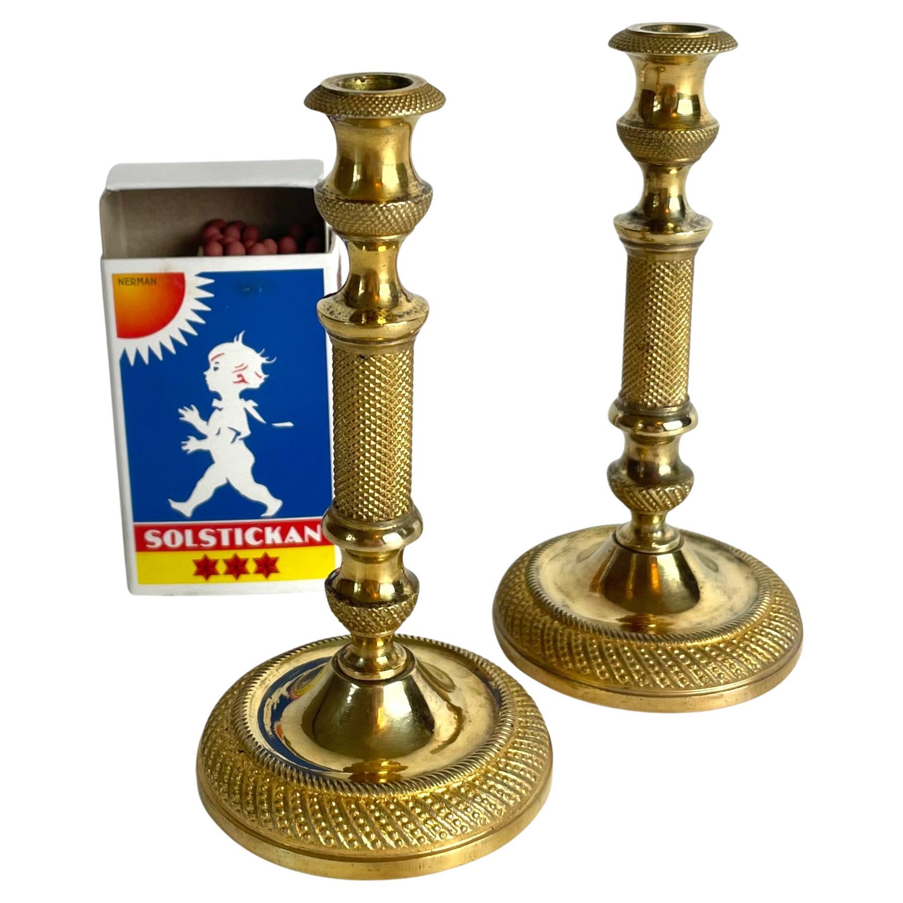 Exklusives Paar Miniatur-Kerzenleuchter aus vergoldeter Bronze - Empire, Frankreich um 1820
