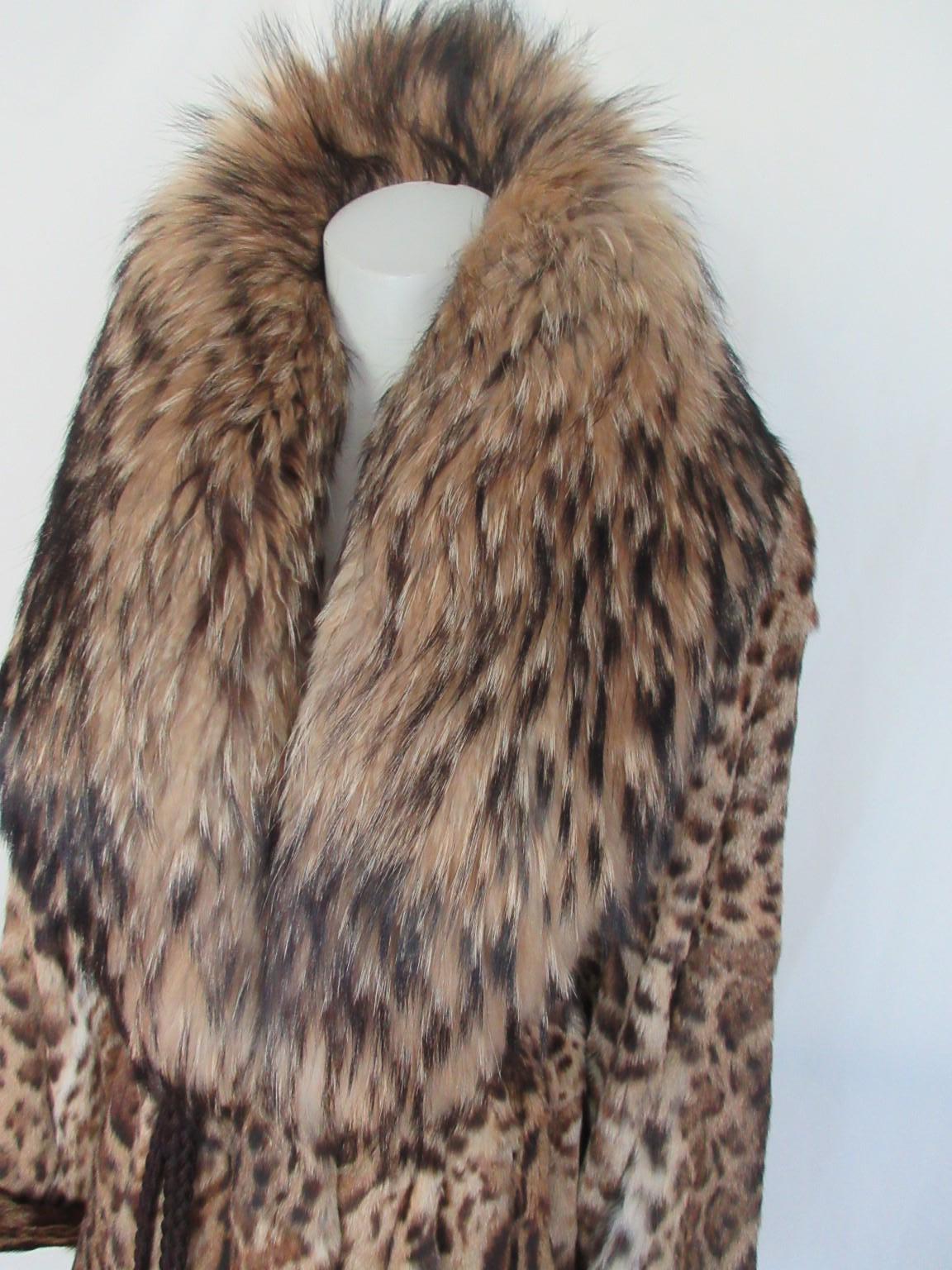 Rare vintage ocelot fur coat with huge fox fur collar

We offer more luxurious fur coats, view our frontstore

Details:
2 pockets
Light weight and super soft fur
belt is not inclusive in this sale
no buttons
Fully lined
Made early 20th century
Size