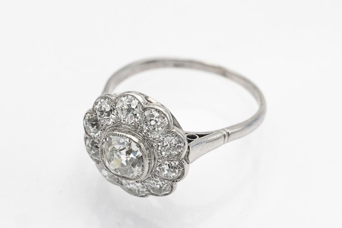 Belle Époque Exclusive platinum cluster ring with 2.27 ct old brilliant-cut diamonds For Sale