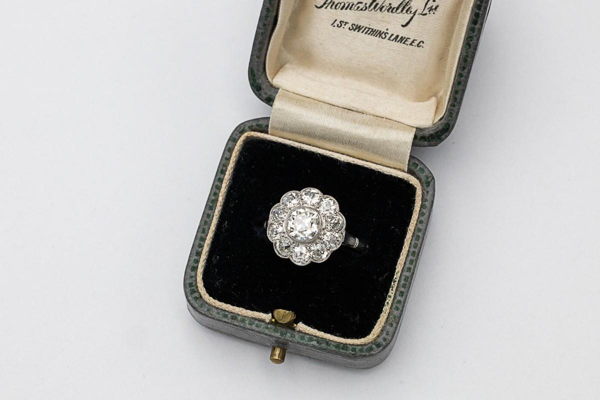 Women's or Men's Exclusive platinum cluster ring with 2.27 ct old brilliant-cut diamonds For Sale