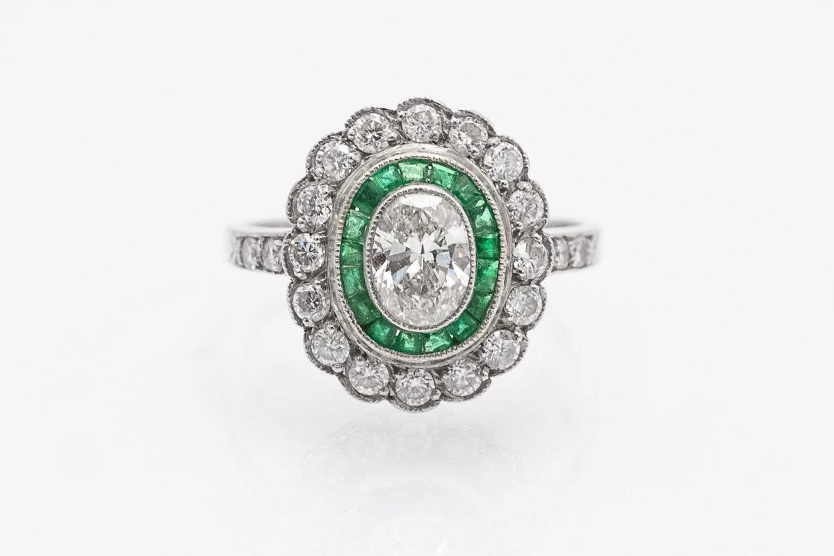 Esclusivo anello in platino con diamanti e smeraldi da 1,00 ct, metà del XX secolo. in vendita 4