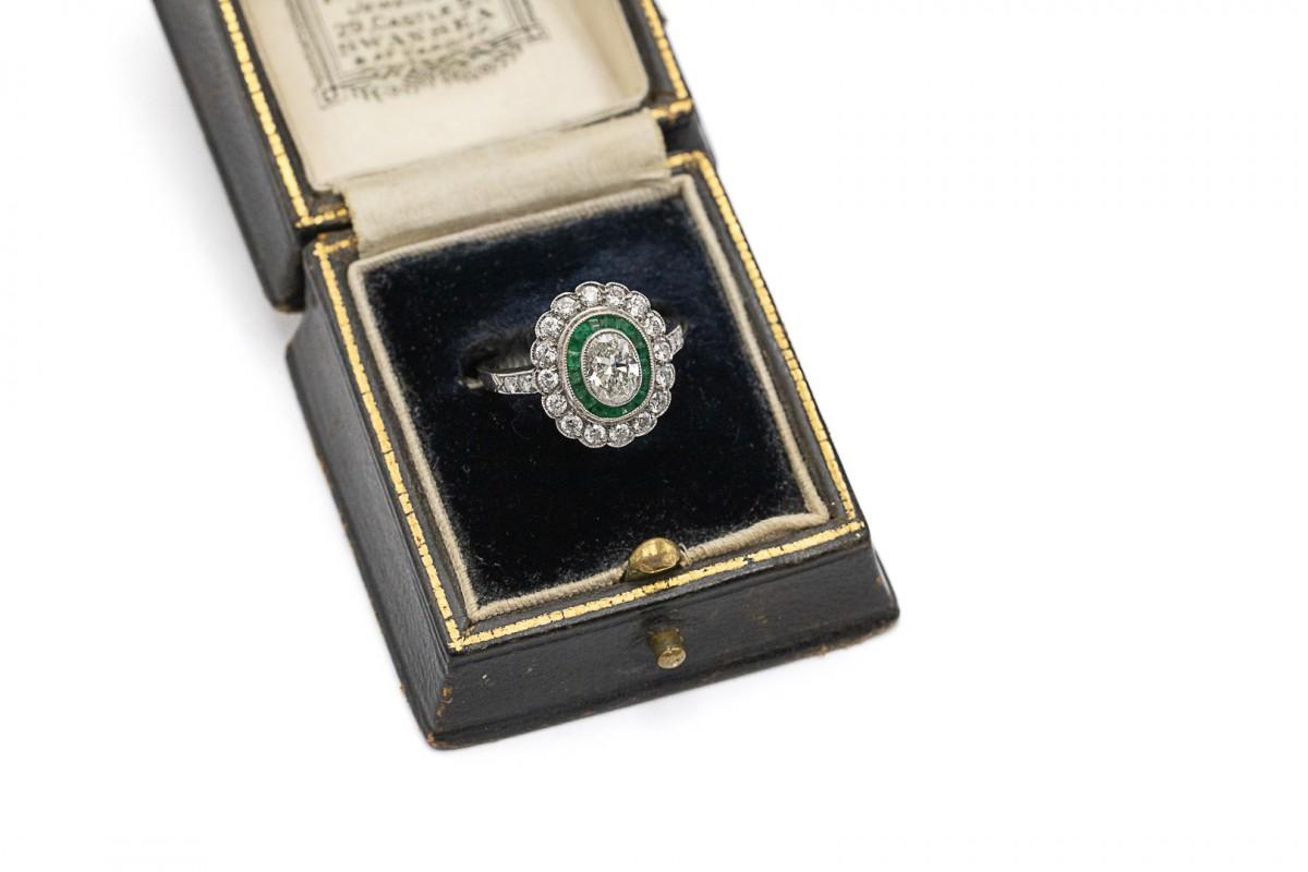 Esclusivo anello in platino con diamanti e smeraldi da 1,00 carati

Un anello con un diamante eccezionalmente bello e uno smeraldo color cremisi

Si tratta di un diamante ovale taglio brillante incastonato al centro del peso di circa 0,50 carati