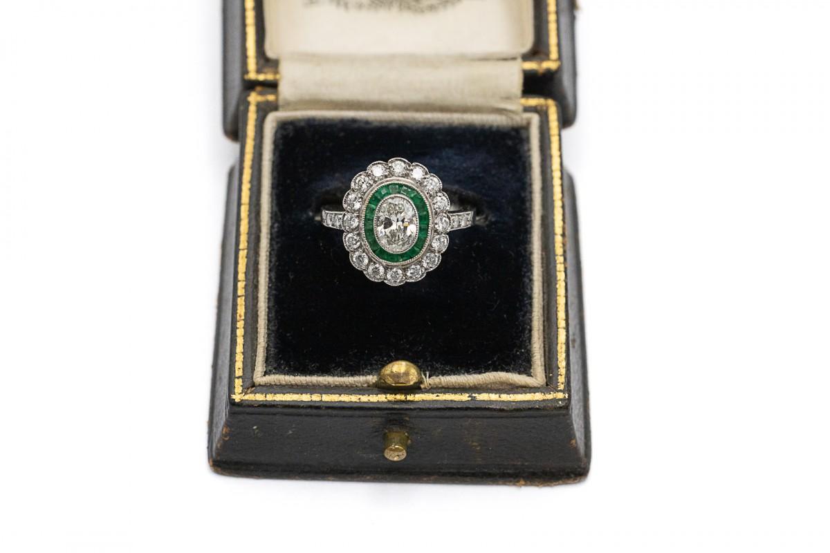 Art Déco Esclusivo anello in platino con diamanti e smeraldi da 1,00 ct, metà del XX secolo. in vendita