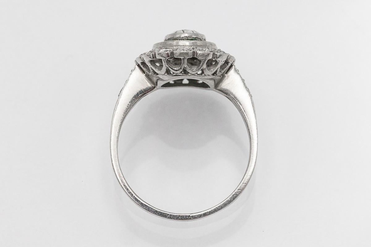 Taglio brillante Esclusivo anello in platino con diamanti e smeraldi da 1,00 ct, metà del XX secolo. in vendita