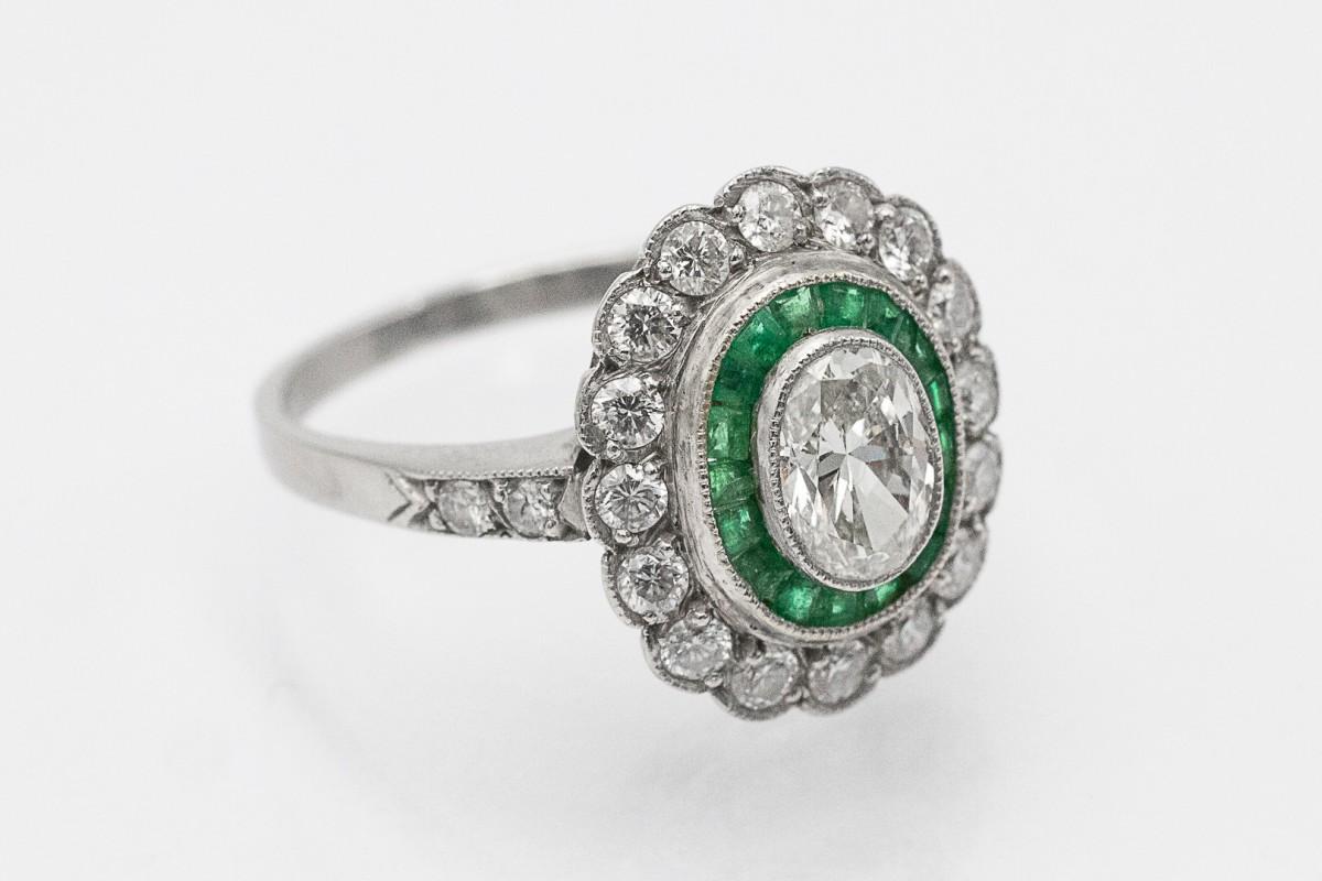 Esclusivo anello in platino con diamanti e smeraldi da 1,00 ct, metà del XX secolo. In condizioni ottime in vendita a Chorzów, PL