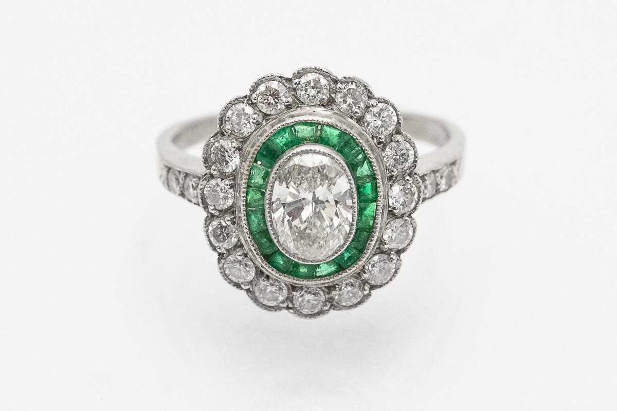 Donna Esclusivo anello in platino con diamanti e smeraldi da 1,00 ct, metà del XX secolo. in vendita
