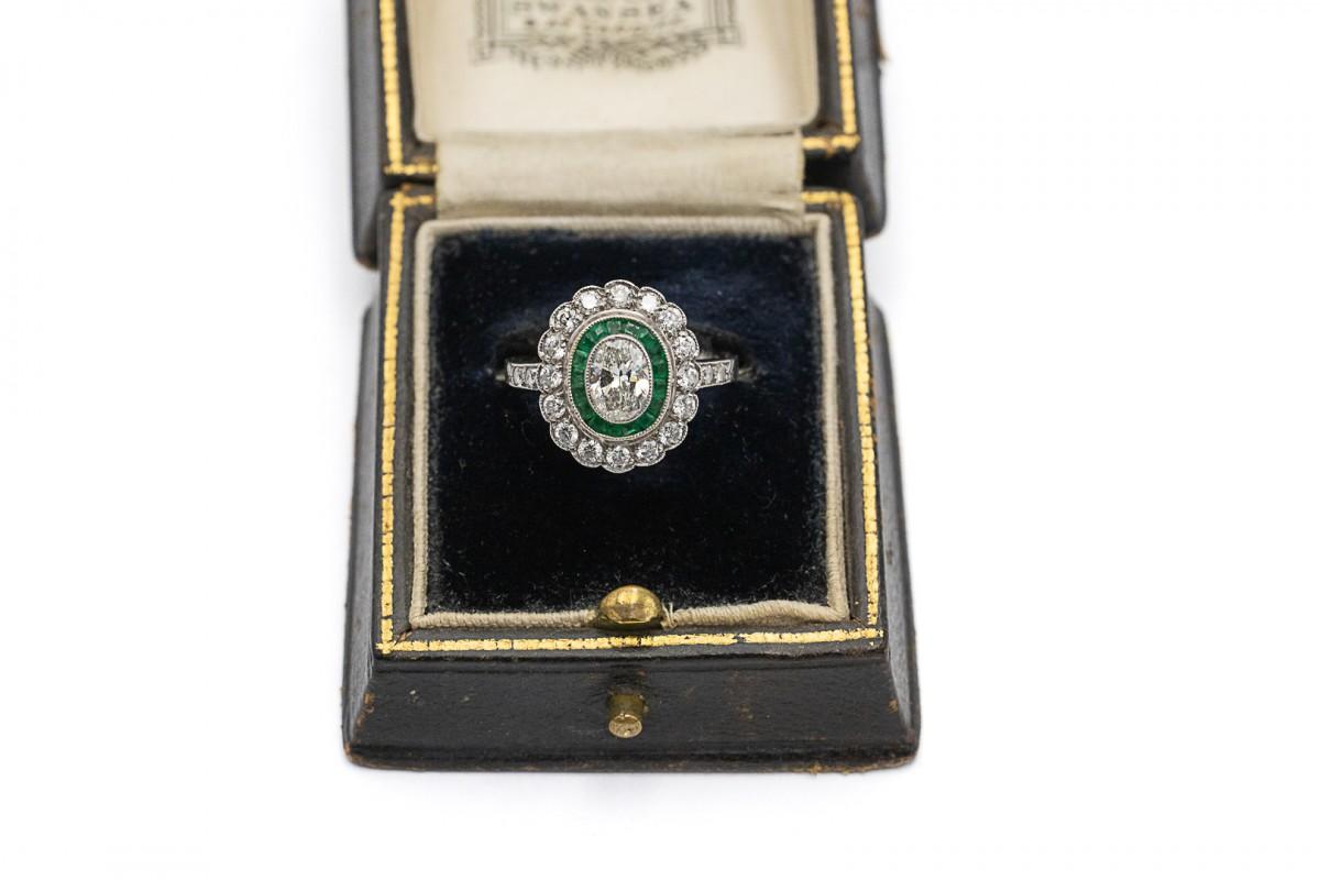 Esclusivo anello in platino con diamanti e smeraldi da 1,00 ct, metà del XX secolo. in vendita 1