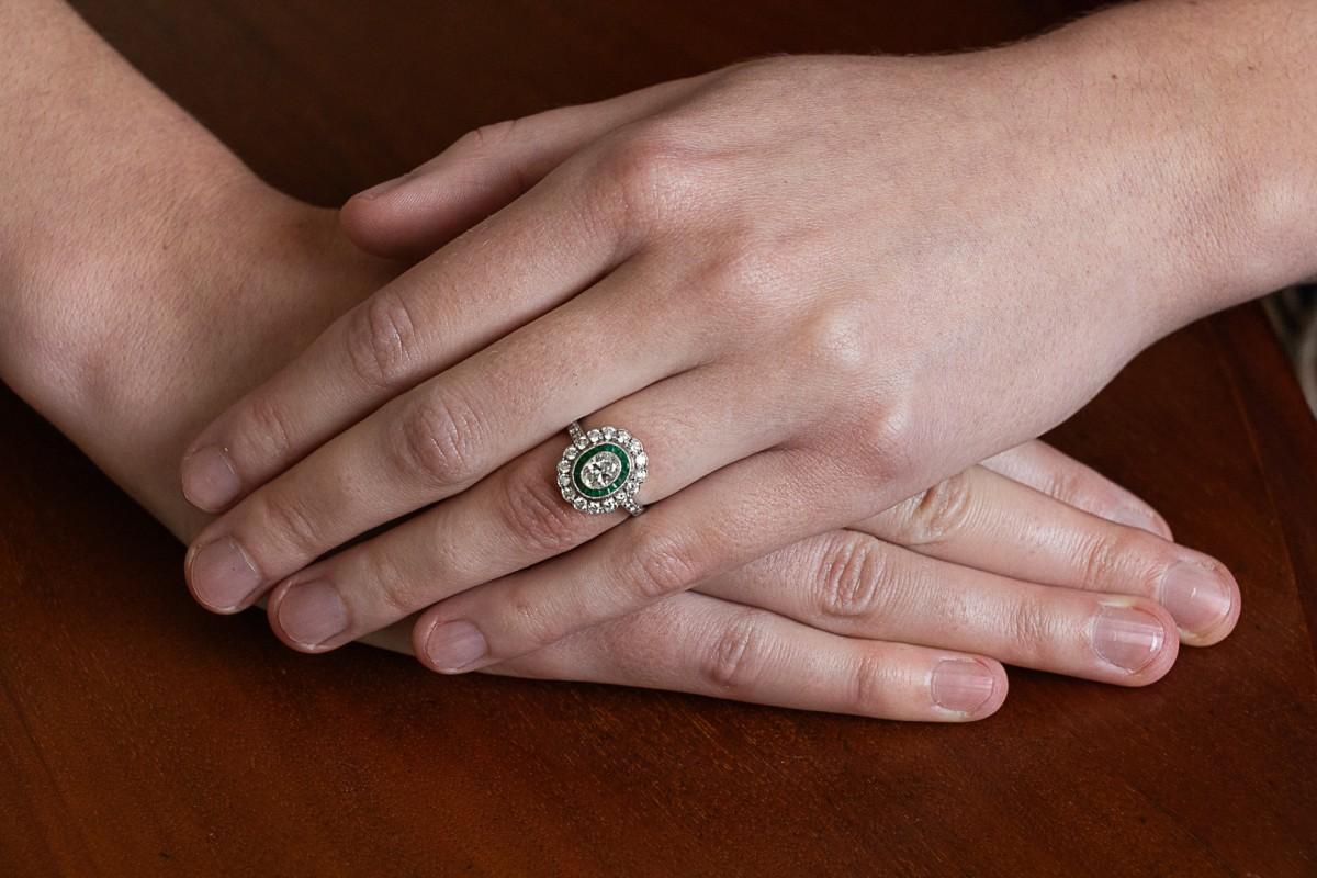 Esclusivo anello in platino con diamanti e smeraldi da 1,00 ct, metà del XX secolo. in vendita 2