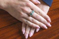 Esclusivo anello con sigillo in platino con diamanti e smeraldi, metà del XX secolo