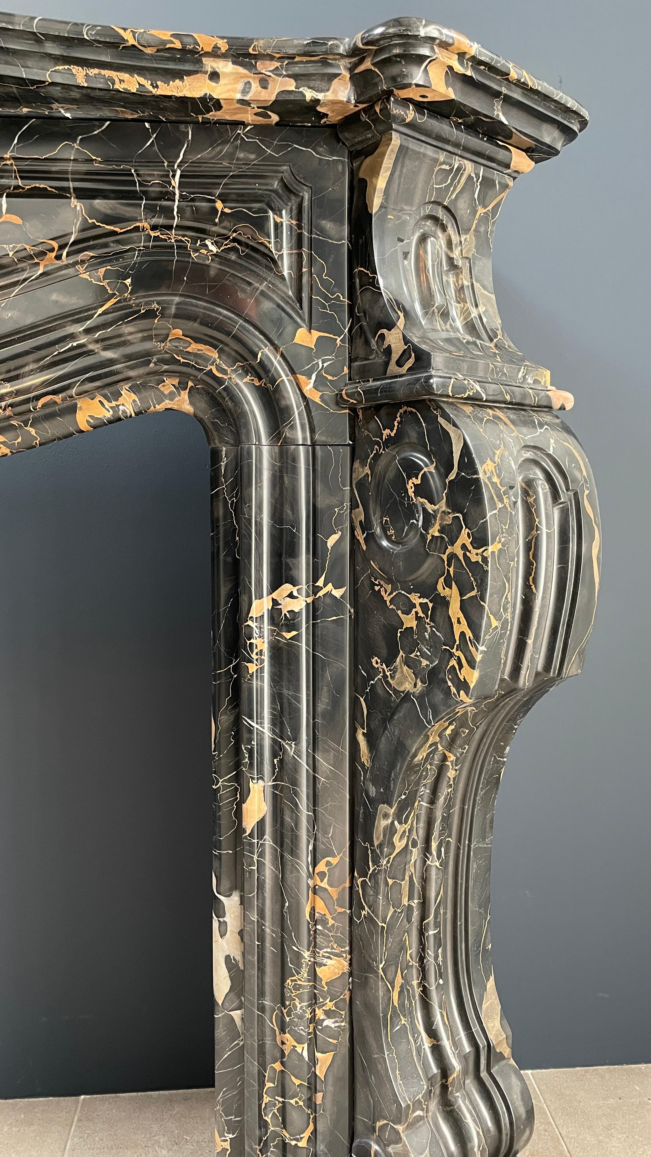 Marbre Cheminée ancienne Louis XVI exclusive en marbre Portoro noir et or   en vente