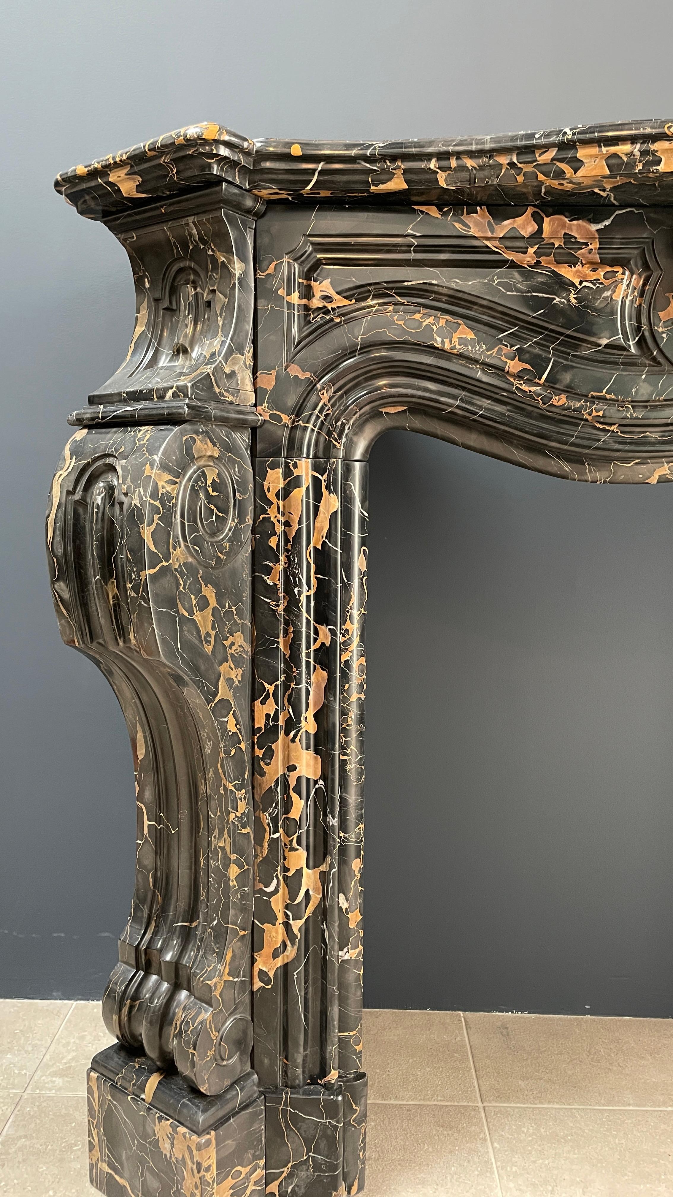Cheminée ancienne Louis XVI exclusive en marbre Portoro noir et or   en vente 1