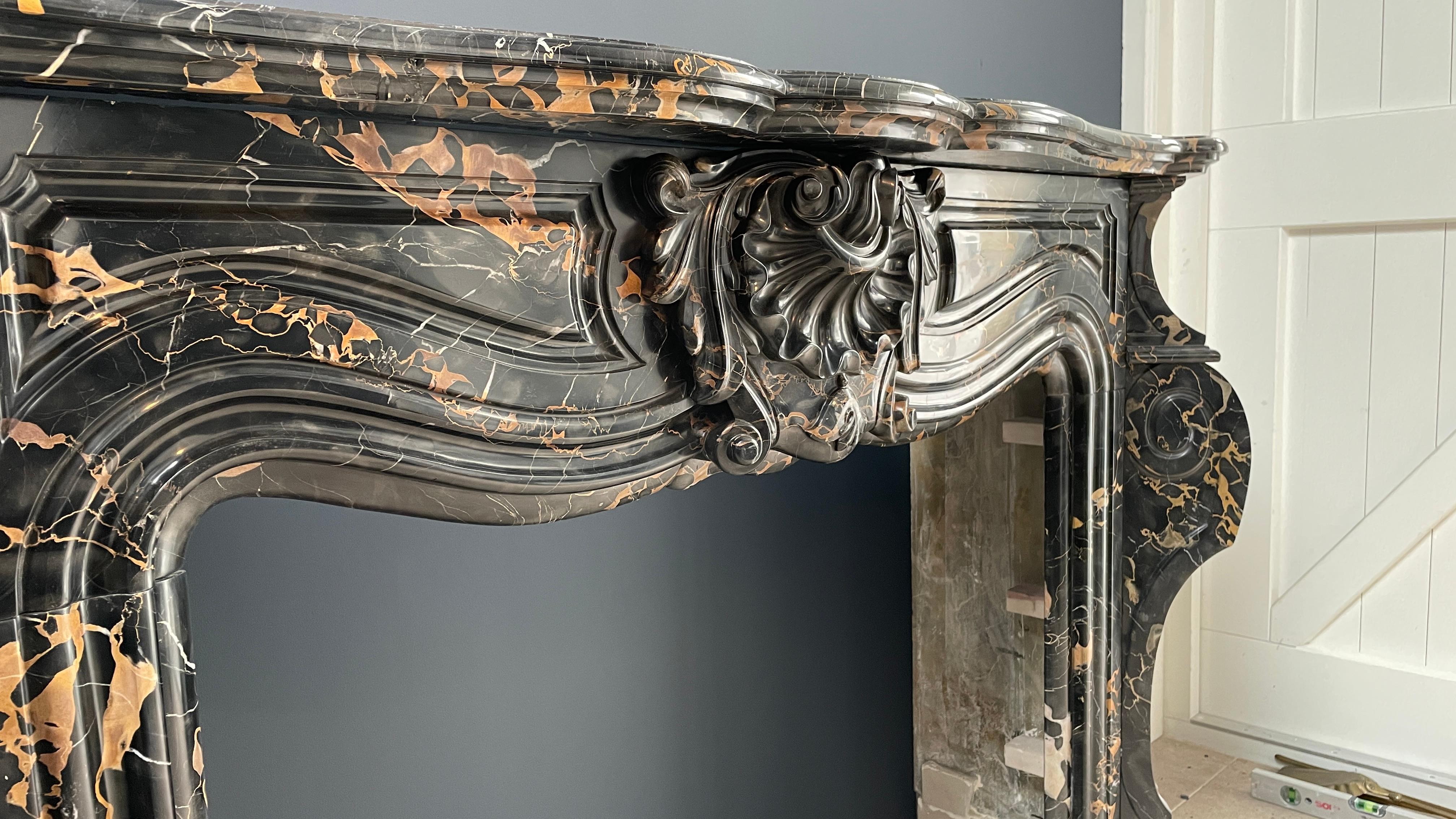 Cheminée ancienne Louis XVI exclusive en marbre Portoro noir et or   en vente 2