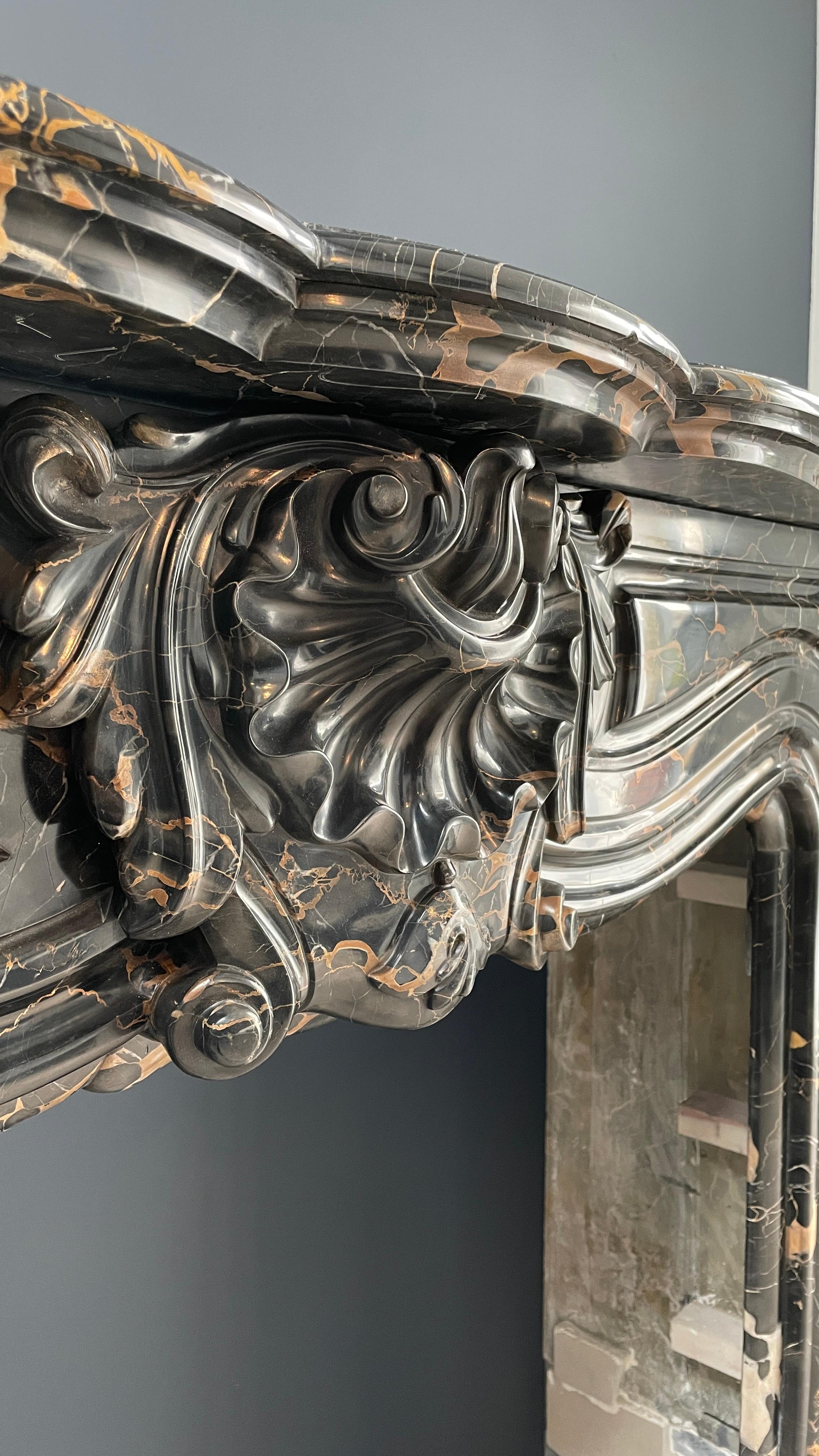 Cheminée ancienne Louis XVI exclusive en marbre Portoro noir et or   en vente 4