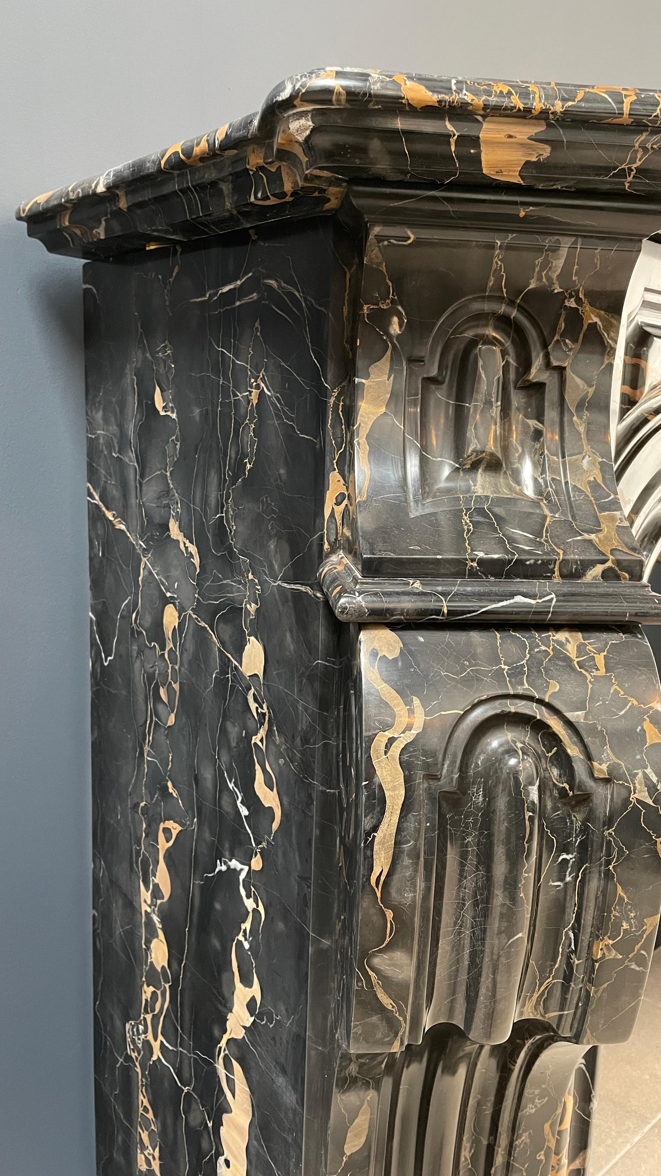 Cheminée ancienne Louis XVI exclusive en marbre Portoro noir et or   en vente 8