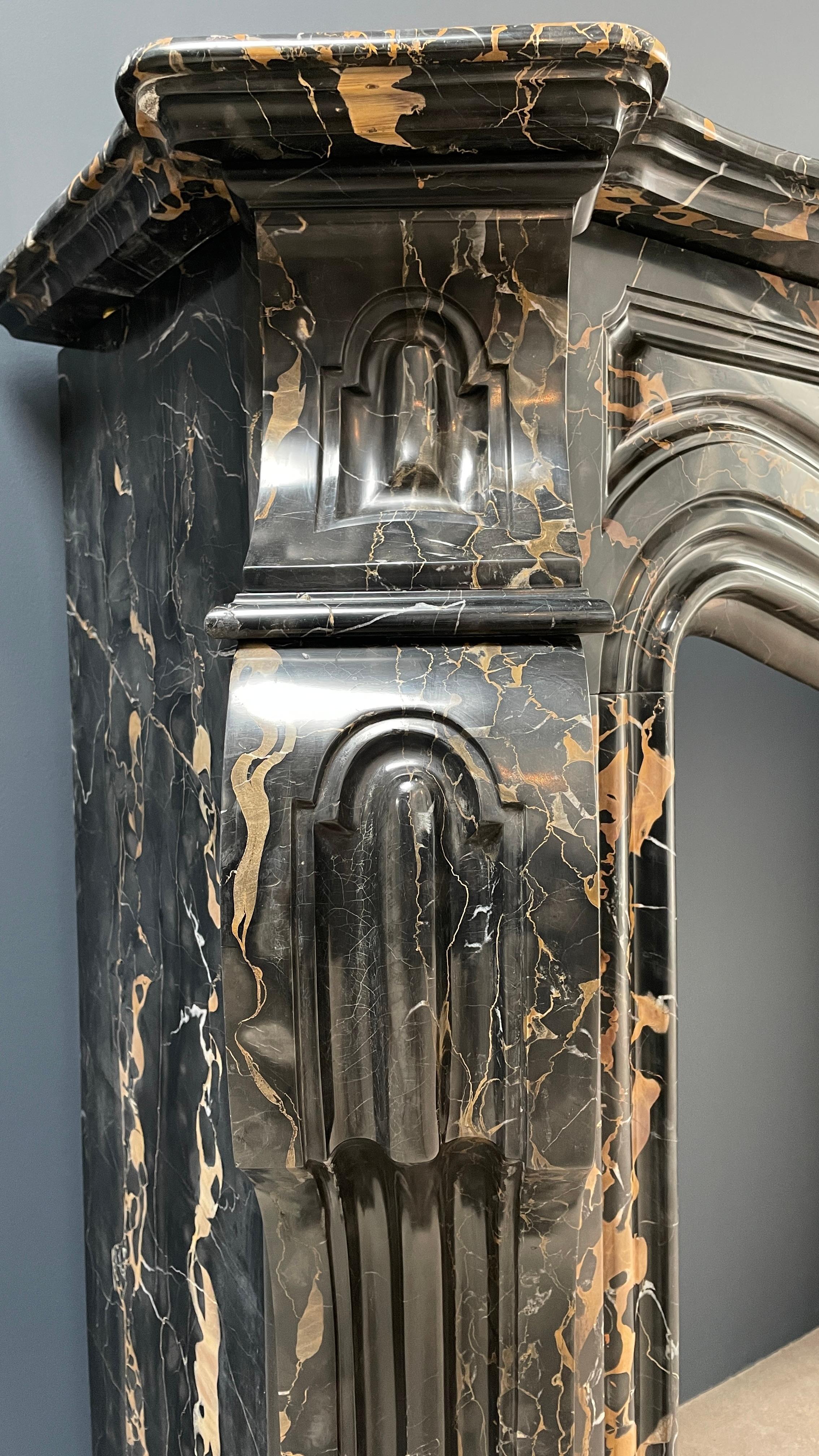 Cheminée ancienne Louis XVI exclusive en marbre Portoro noir et or   Bon état - En vente à Oostvoorne, NL