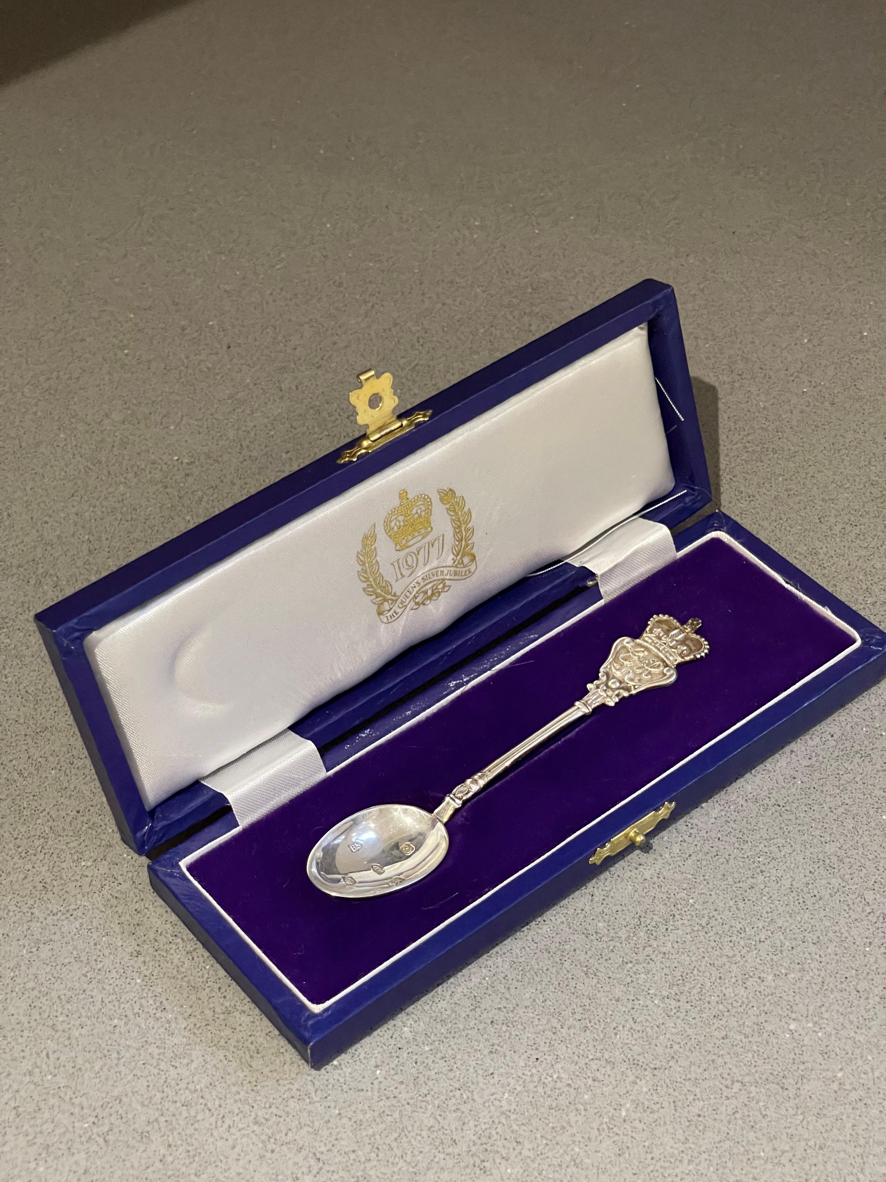 Royal SPOON, anniversaire de couronnement de la reine Elizabeth II en argent sterling en vente 4