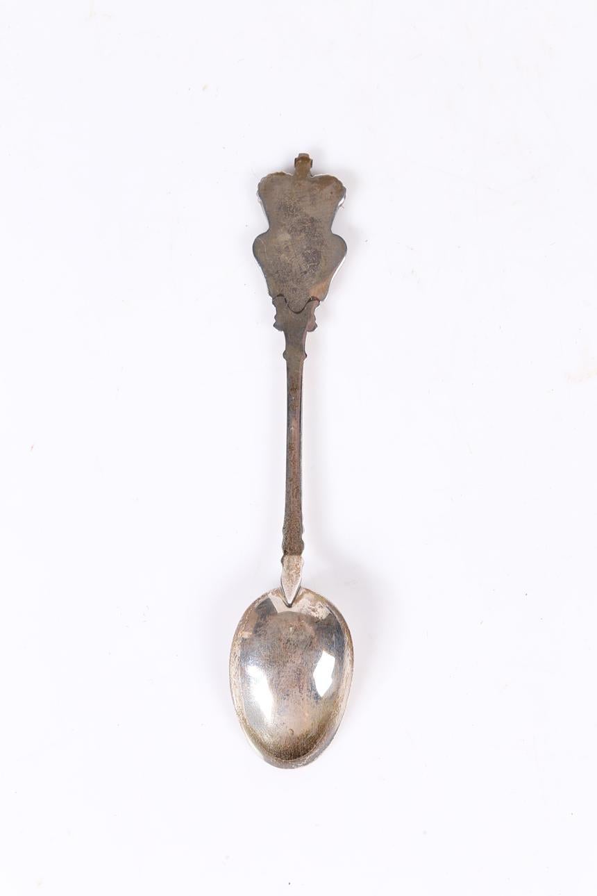 Rare cuillère en argent sterling royal de grande valeur. Un élégant étui à cuillère en argent sterling Vintage.
Célébration du jubilé du couronnement de la reine Élisabeth II en 1977, dans un magnifique étui en cuir.

Avec poinçons, 11,5