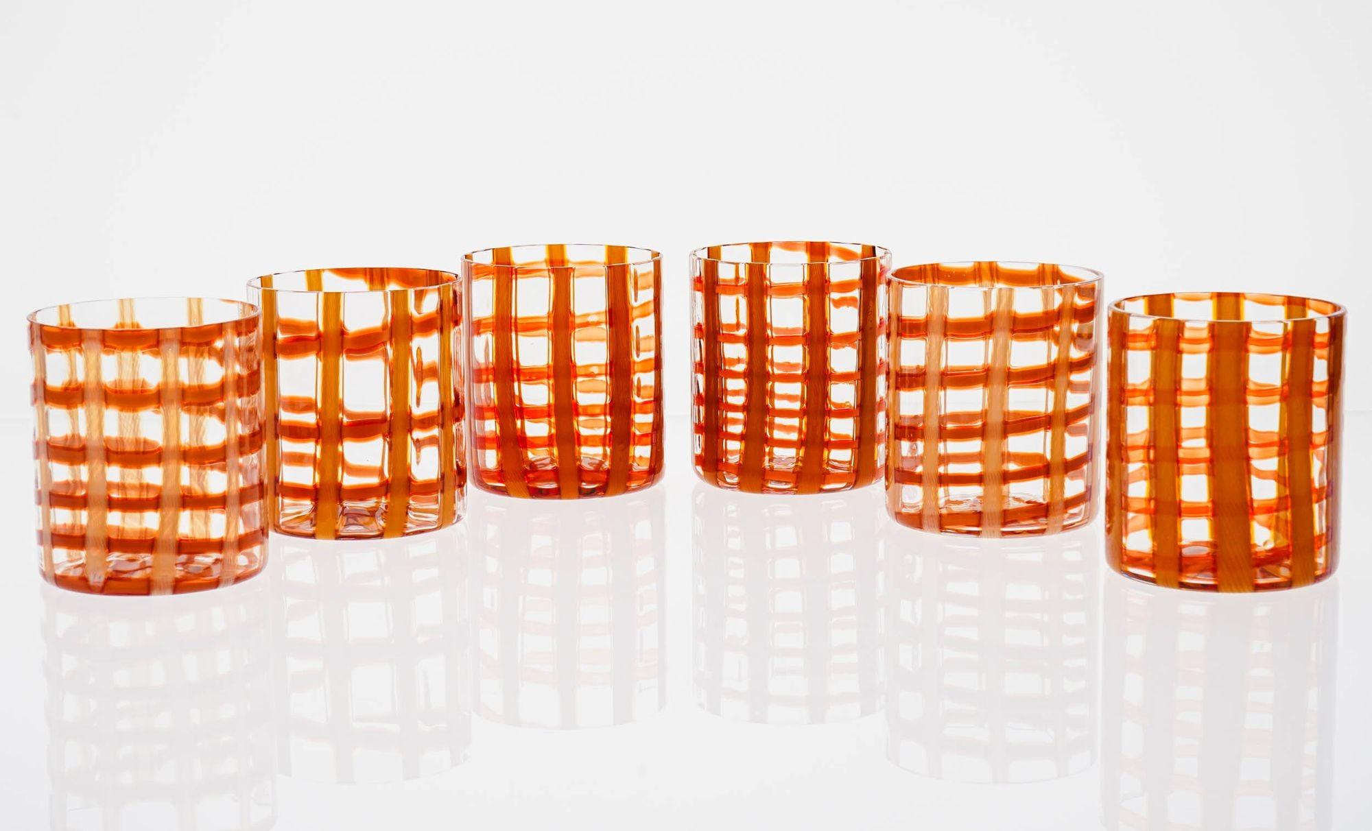 Speciale ed esclusivo set completo di 6 bicchieri di Murano, realizzati e firmati da Cenedese.
Il motivo di questi occhiali è una tecnica speciale utilizzata anche da Venini all'epoca e va sotto il nome di Tartan, il tessuto incrociato utilizzato