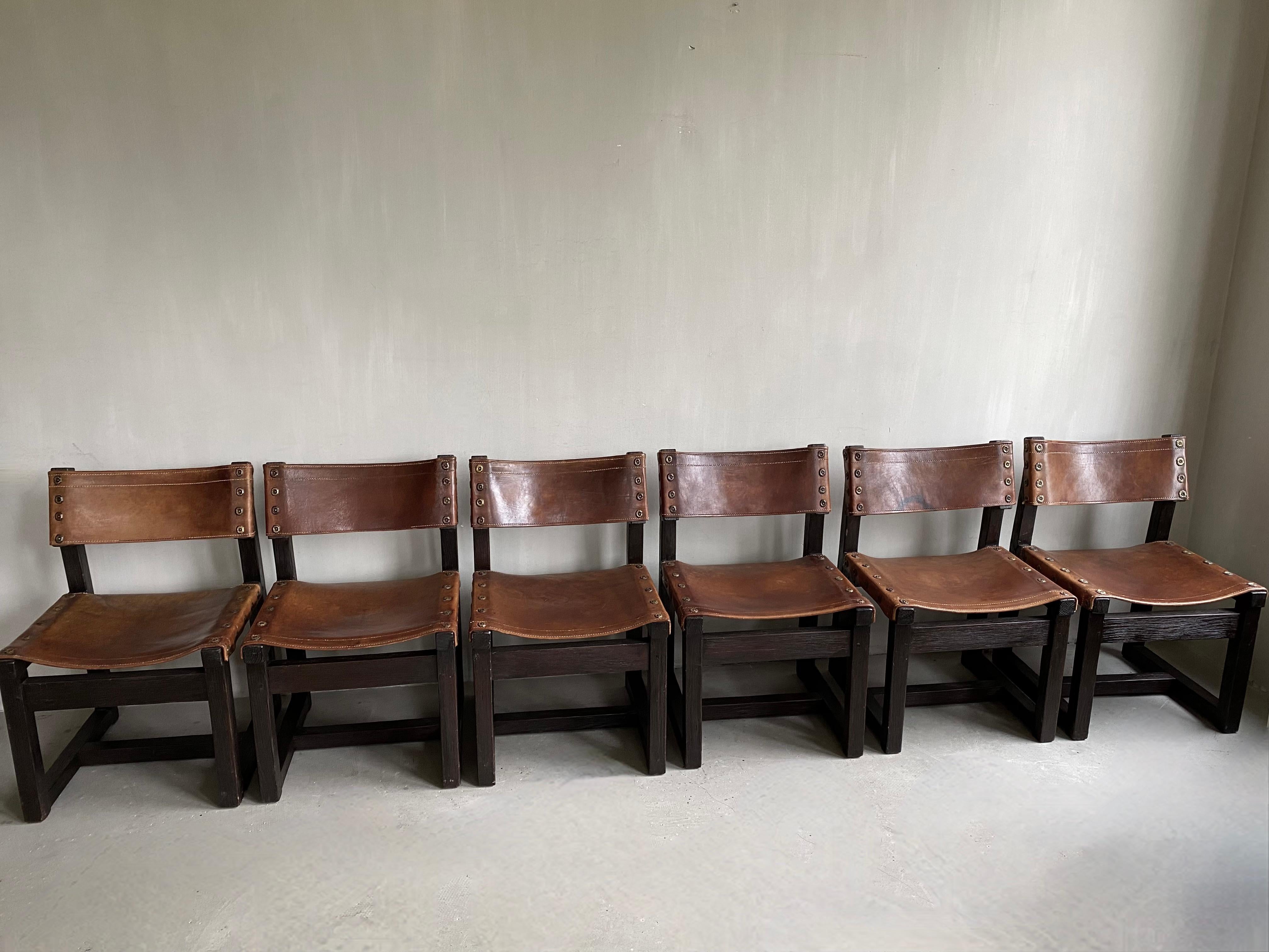 Exclusive set of 6 Spanish chairs from Biosca. Completely original and the saddle leather has a beautiful used look. Wooden frame is ebonized.
Warm minimalism that looks great with a table, as well as as an armchair in a sitting area. Very