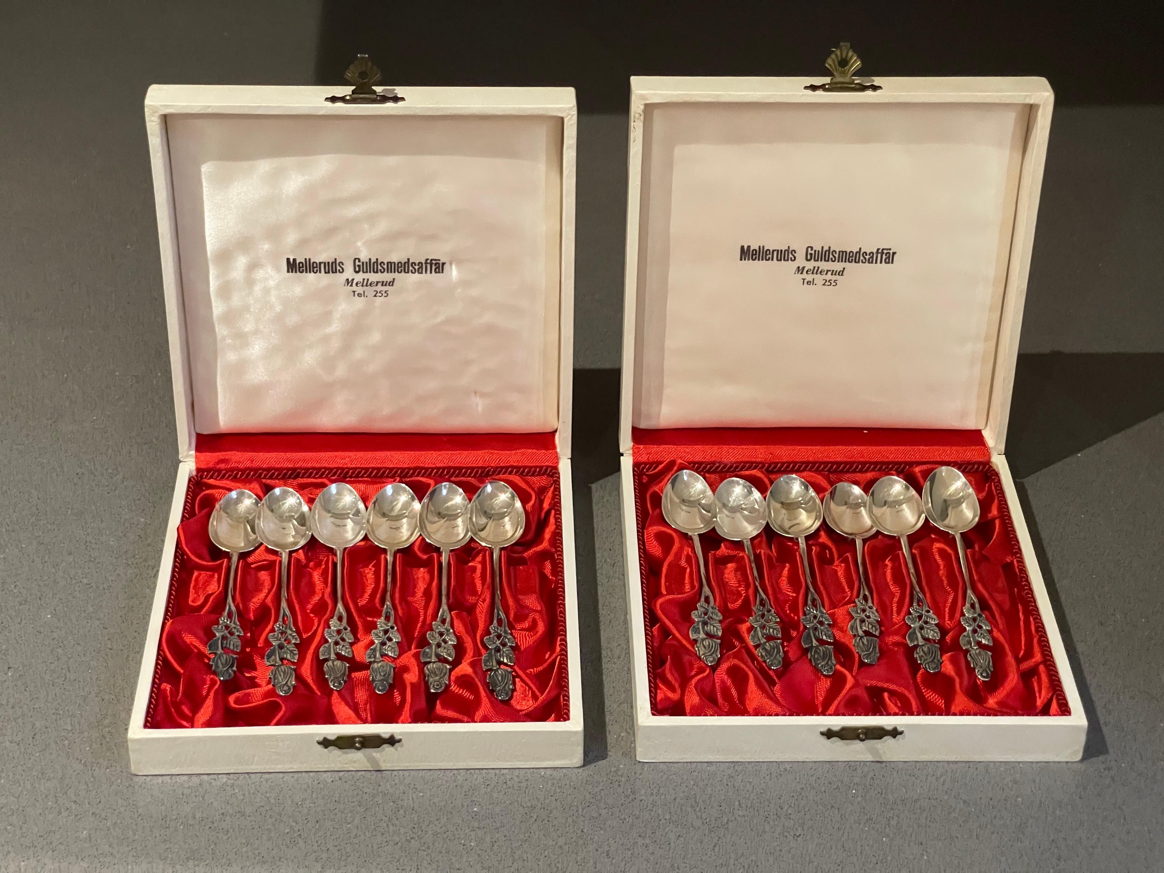 2 Raro juego estuchado de 12 antiguas y valiosas cucharas de plata. Un par de elegantes cucharillas de té/café vintage de plata de ley. 12 cucharillas de plata flor, años 30/40, C.G Hallberg, Estocolmo, Suecia, en cajas de cuero blanco.
Longitud 12