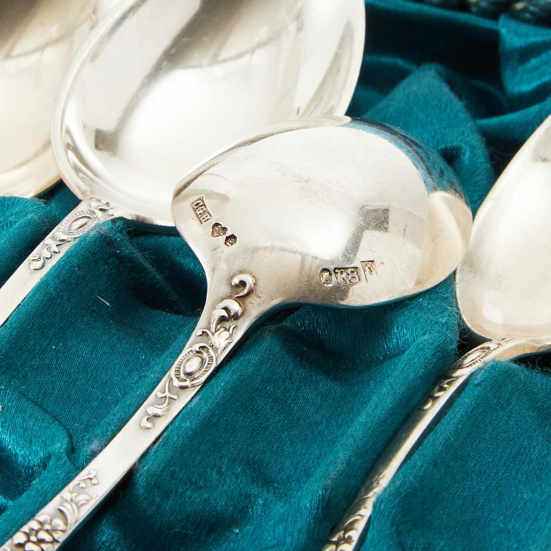Raro juego estuchado de 12 valiosas cucharas antiguas de plata. Elegante juego de cucharas de té/café Vintage de plata de ley. 12 cucharillas de plata, años 30/40, C.G Hallberg, Estocolmo, Suecia, en caja de cuero verde.
Longitud 12 cm. 
Peso 140