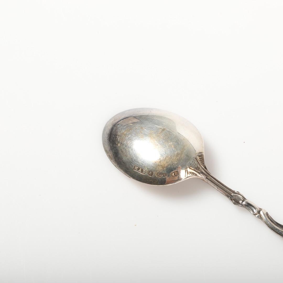 Raro juego estuchado de 12 valiosas cucharas antiguas de plata. Elegante juego de cucharas de té/café Vintage de plata de ley. 12 cucharillas de plata, años 50/40, C.G Hallberg, Estocolmo, Suecia, en caja de cuero verde.
Longitud 10 cm. 
Peso 140