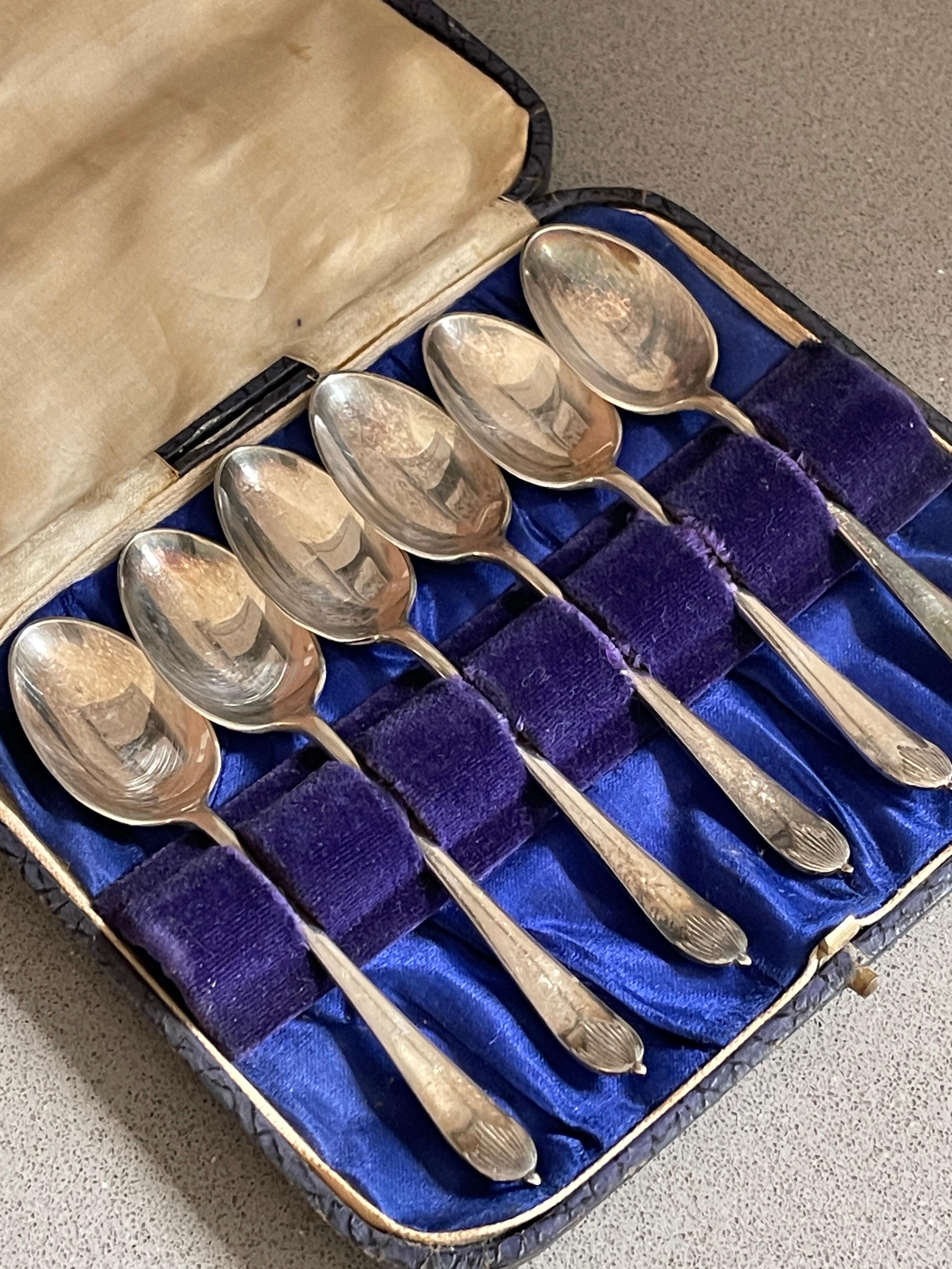 Exclusive Tea COFFEE SPOONS, 6 pcs. Sterling Silver & Box, Antique Silver Spoons In Excellent Condition For Sale In Hampshire, GB