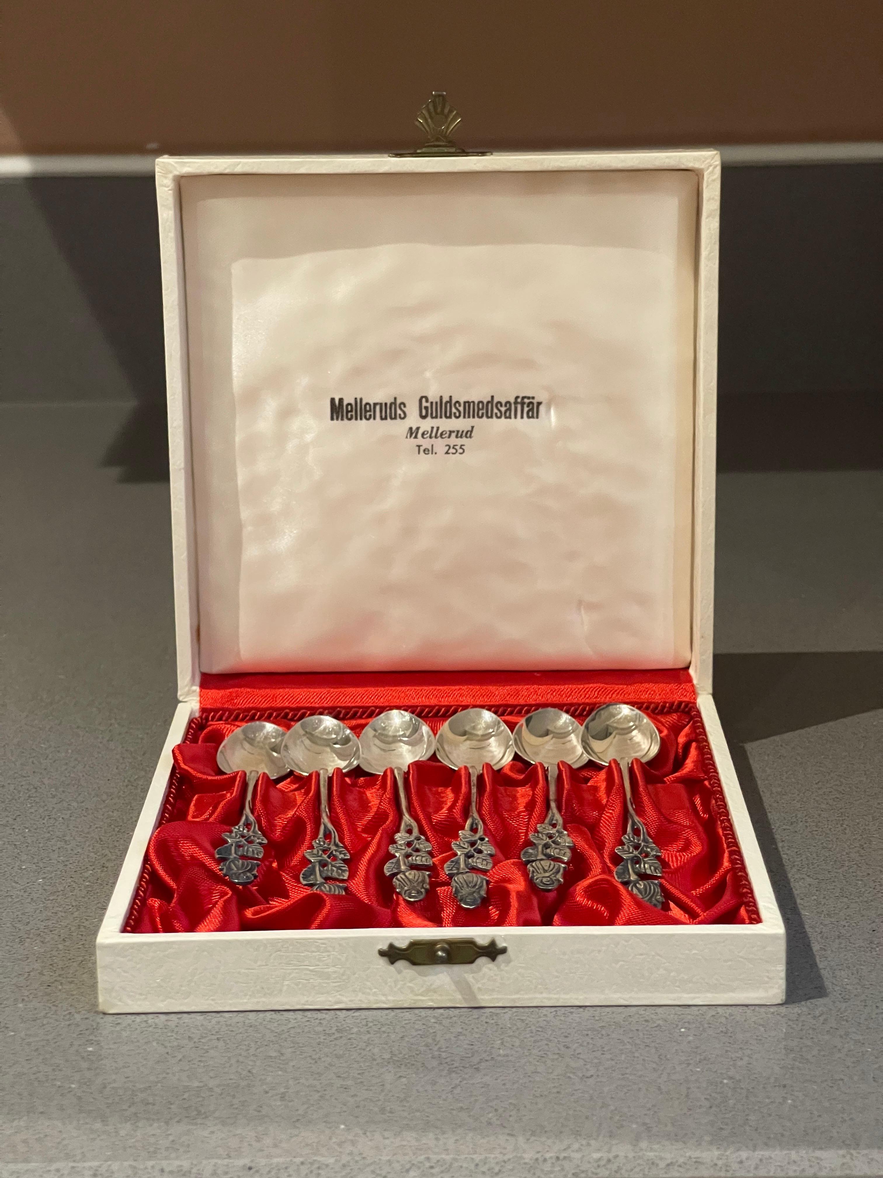 A Rare Cased Set of 6 antique valuable silver Spoons. An elegant Vintage Sterling Silver Tea / Coffee Spoon Set. 6 flower silver teaspoons, the 1930s/40s, C.G Hallberg, Stockholm Sweden in a white leather box.
Length 12 cm. 
Weight 140