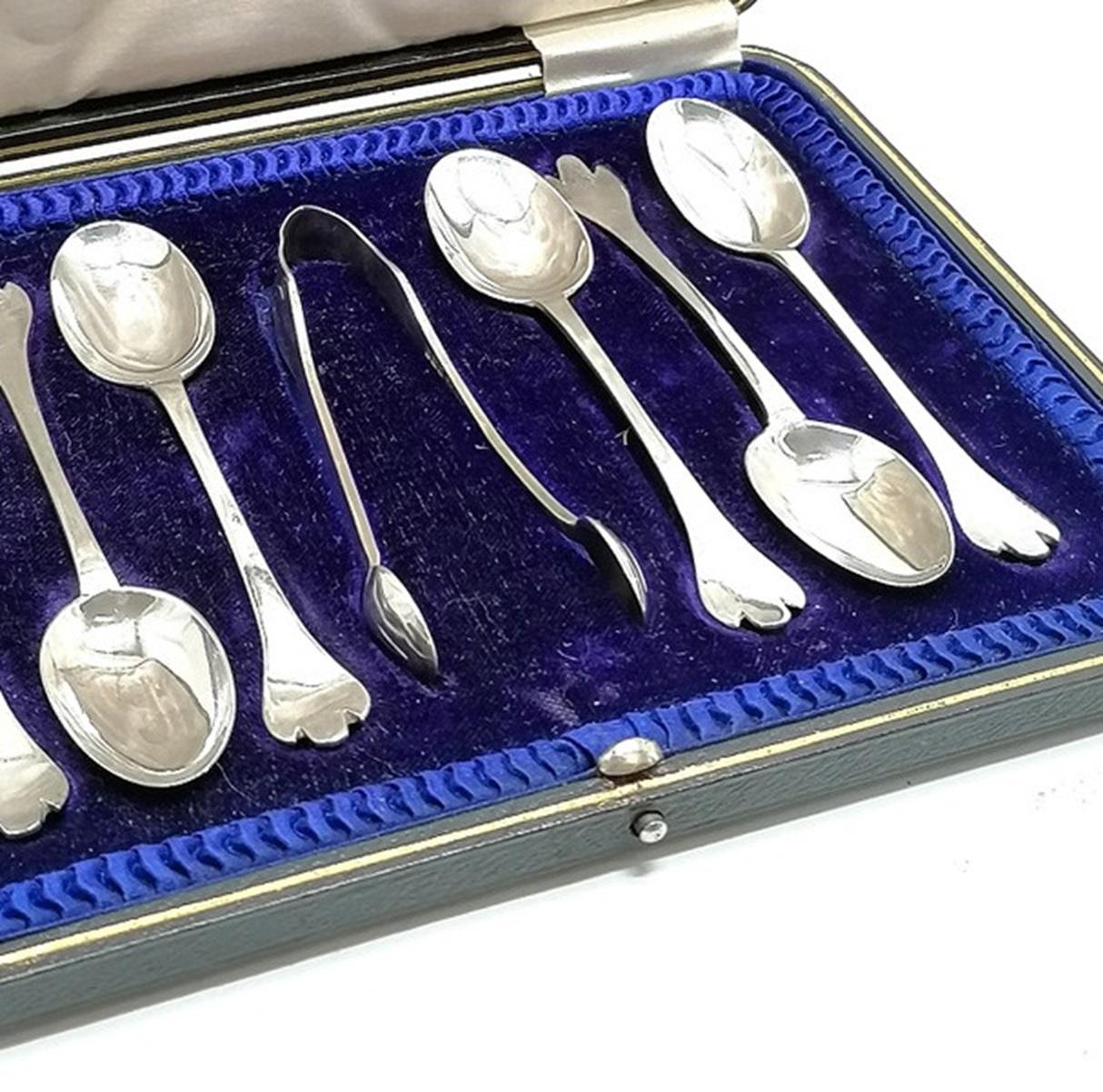 Raro juego de 7 valiosas cucharas antiguas de plata de ley. Elegante juego de cucharas de té y café de plata de ley. Juego estuchado de 1915 6 cucharillas y tenazas de plata trefid de Cooper Brothers & Sons Ltd - 84 g.
Longitud 13 cm. 
Peso 84
