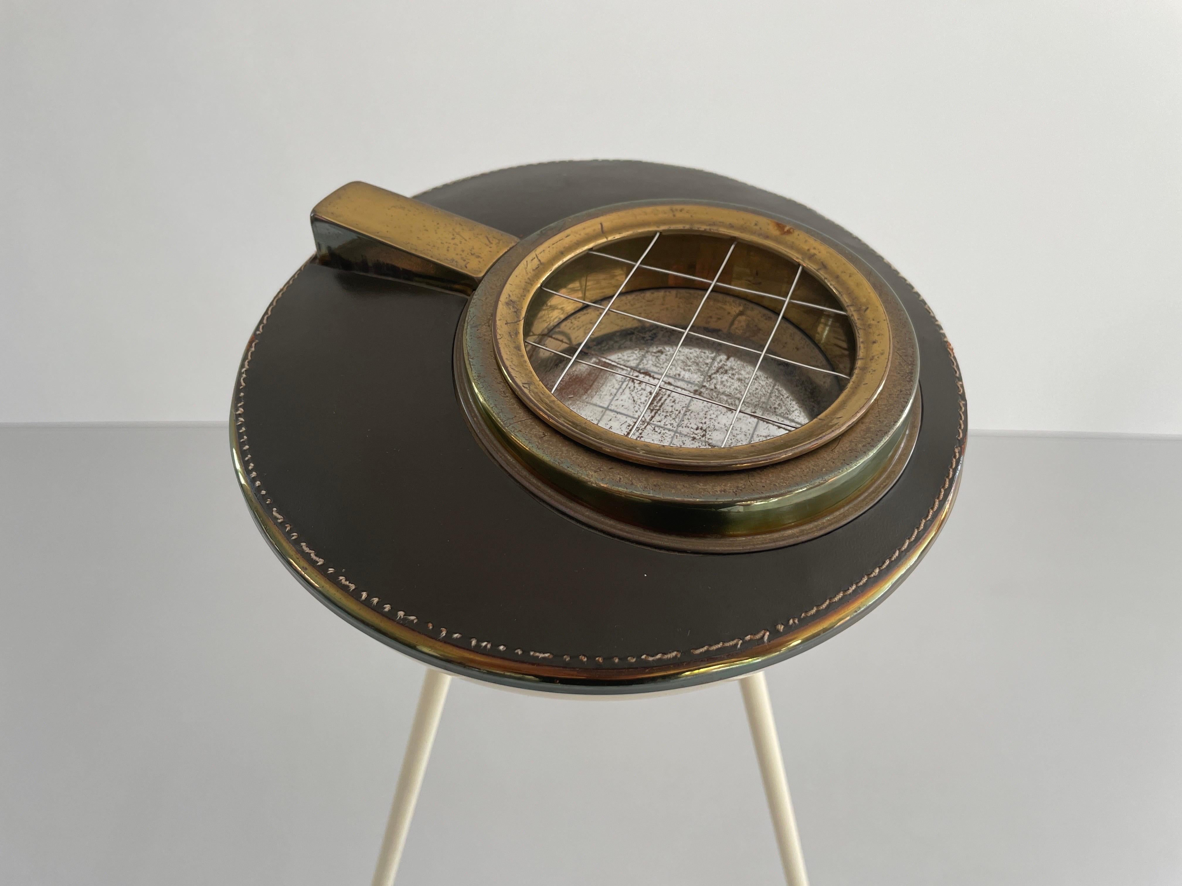 Mid-20th Century Exclusive Ufo Design Black and White Metal Tripod Ashtray, 1950s, Italy For Sale