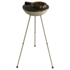 Exclusive Design Ufo Posacenere a treppiede in metallo bianco e nero, anni '50, Italia