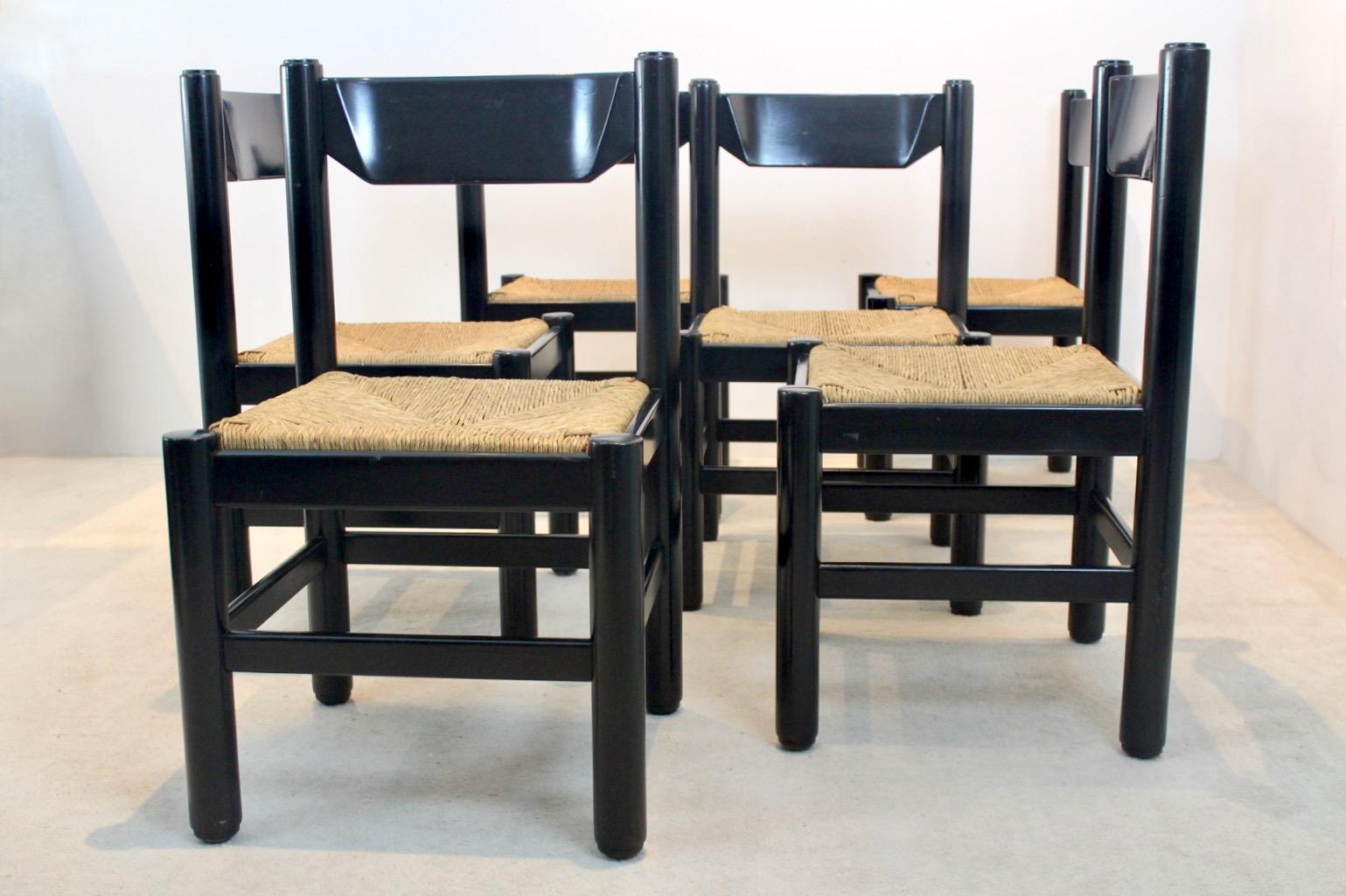 Very Practical and Original Mid Century Dining table Chairs attributed to Vico Magistretti, produced by Cassina (attr.). Made in Italy, dating from the ‘60s. This black solid beechwood chairs with a seating of papercord are very comfortable and