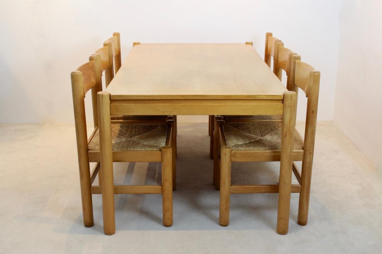 Very practical and original midcentury dining table with six matching chairs attributed to Vico Magistretti, produced by Cassina (attr.). Made in Italy, dating from the 1960s. This light brown solid beechwood table comes with very comfortable chairs