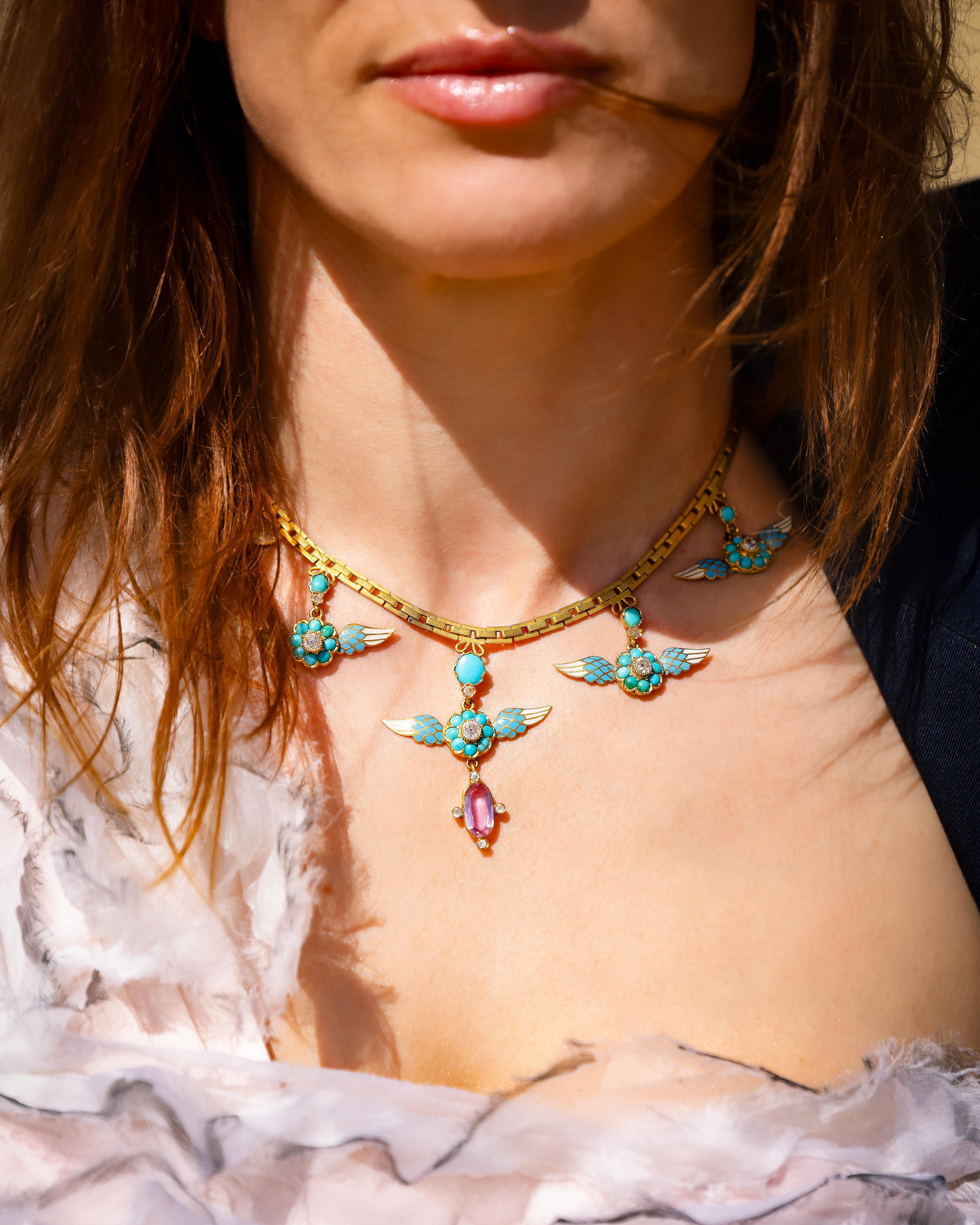 Collier victorien en or jaune 20kt. et émail avec tourmaline rose, turquoises et diamants taillés à l'ancienne.

Dimensions -
Longueur du collier : 40 cm
Taille du pendentif :
Longueur : 4,5 cm x Largeur : 4 cm
Poids : 41 grammes au total

Diamants