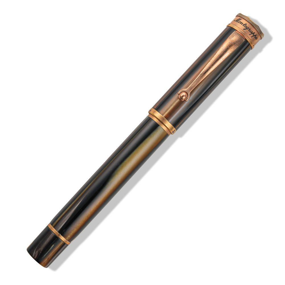 Classico e senza tempo! Stilografica Montegrappa vintage. In scatola originale.
Le penne Montegrappa sono trofei che segnalano la gioia per la scrittura, lo stile e le cose più belle della vita. Realizzati con maestria e verve italiana, i nostri