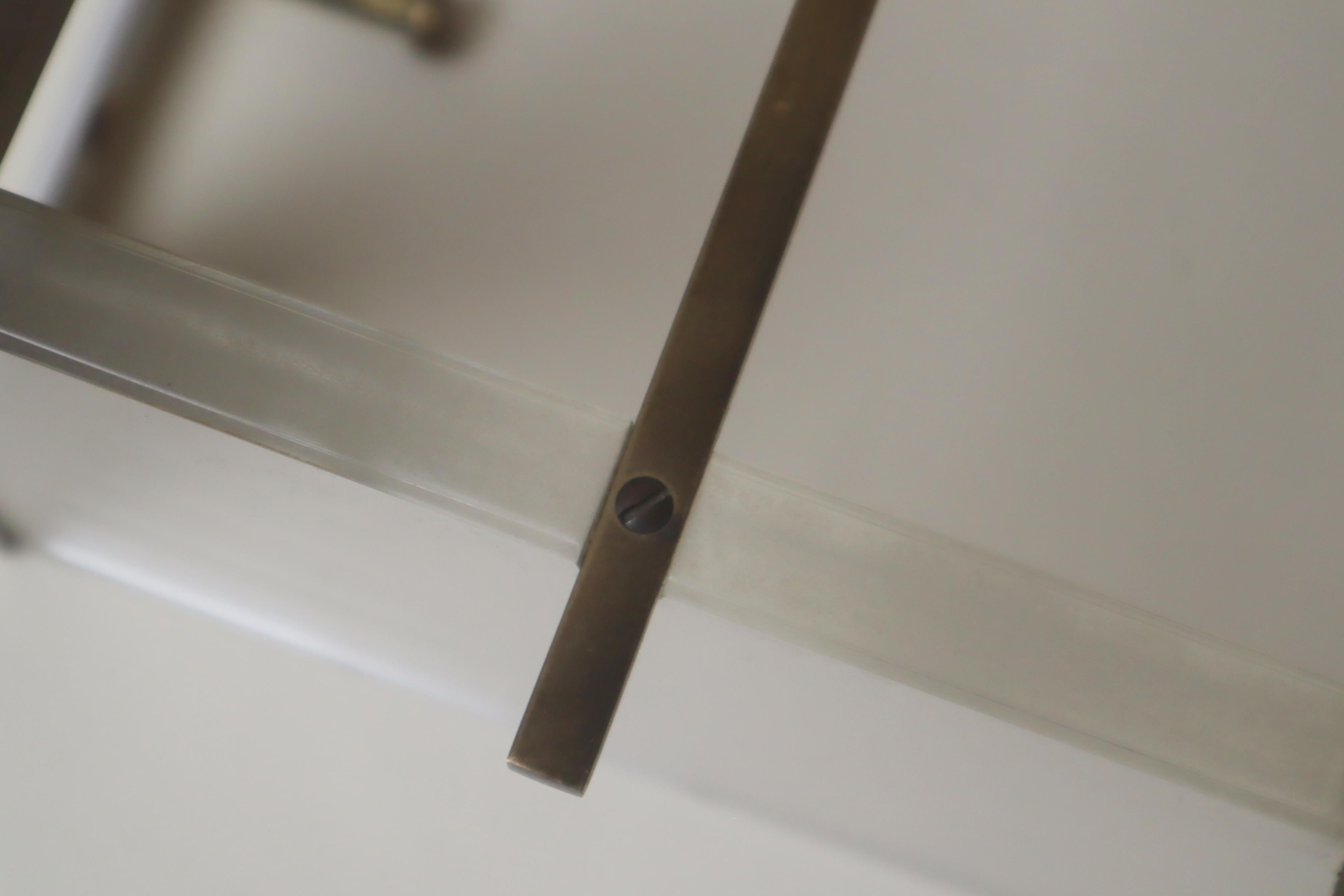 Exklusive Wandgarderobe aus Acrylglas und Messing, Vereinigte Werkstätten im Angebot 3