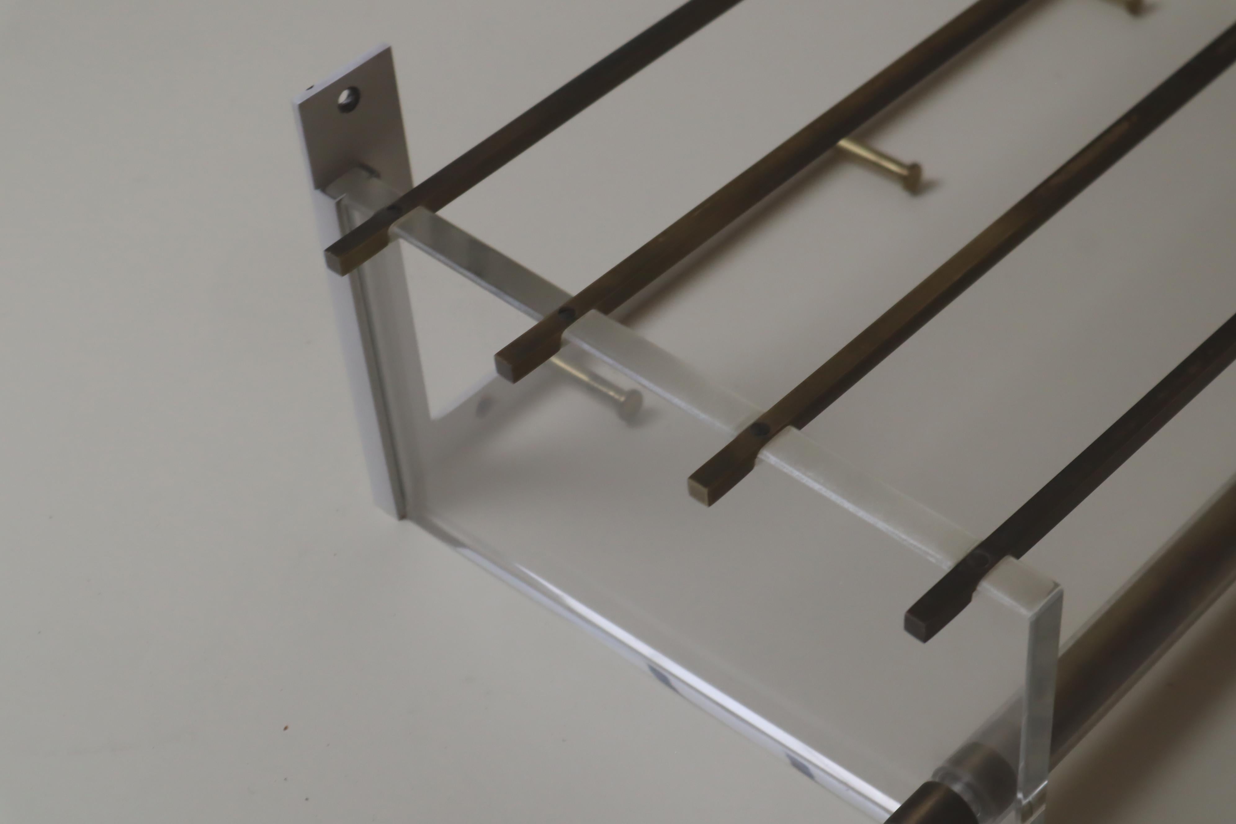 Exklusive Wandgarderobe aus Acrylglas und Messing, Vereinigte Werkstätten im Angebot 4