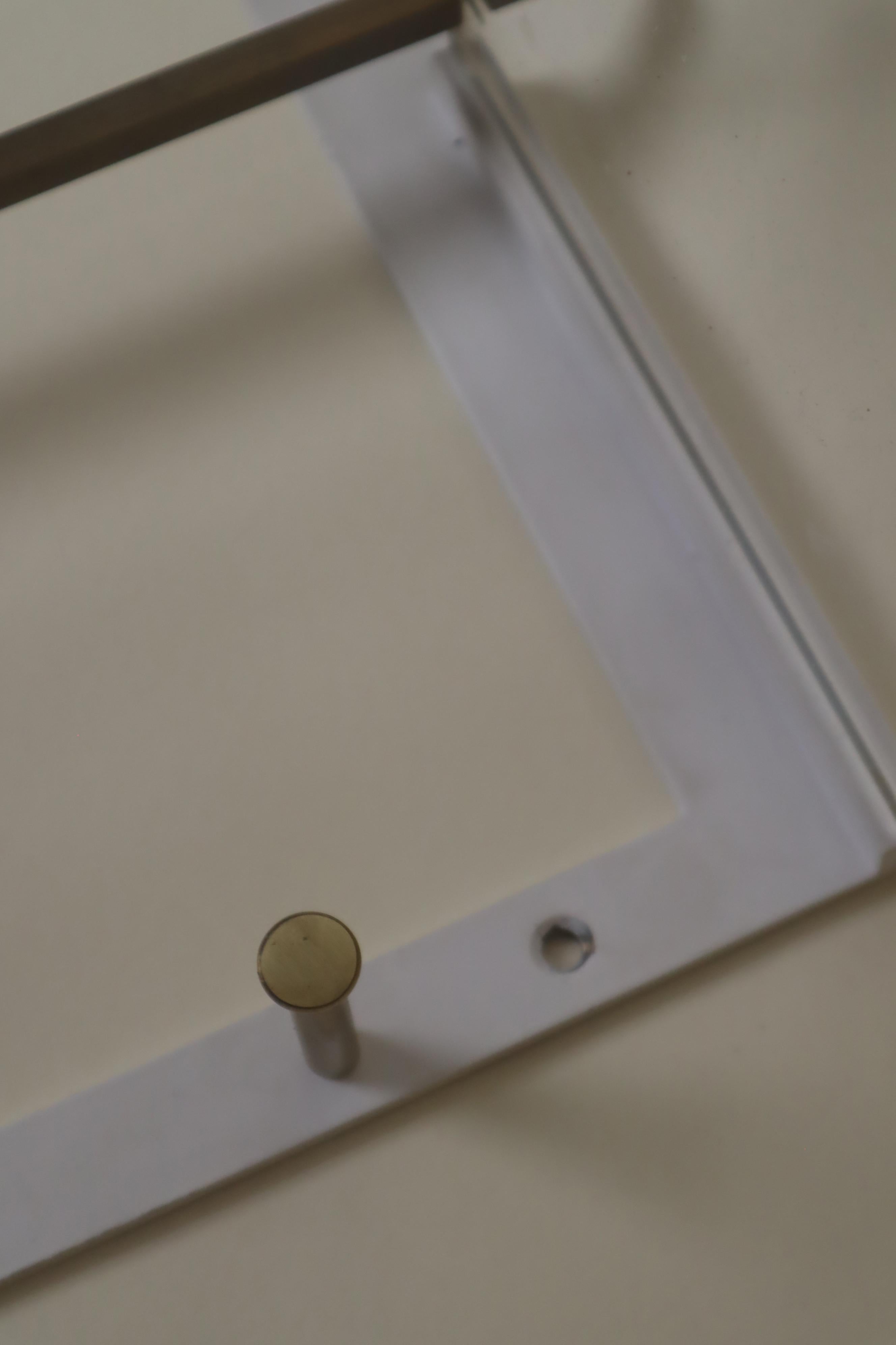 Exklusive Wandgarderobe aus Acrylglas und Messing, Vereinigte Werkstätten im Angebot 6