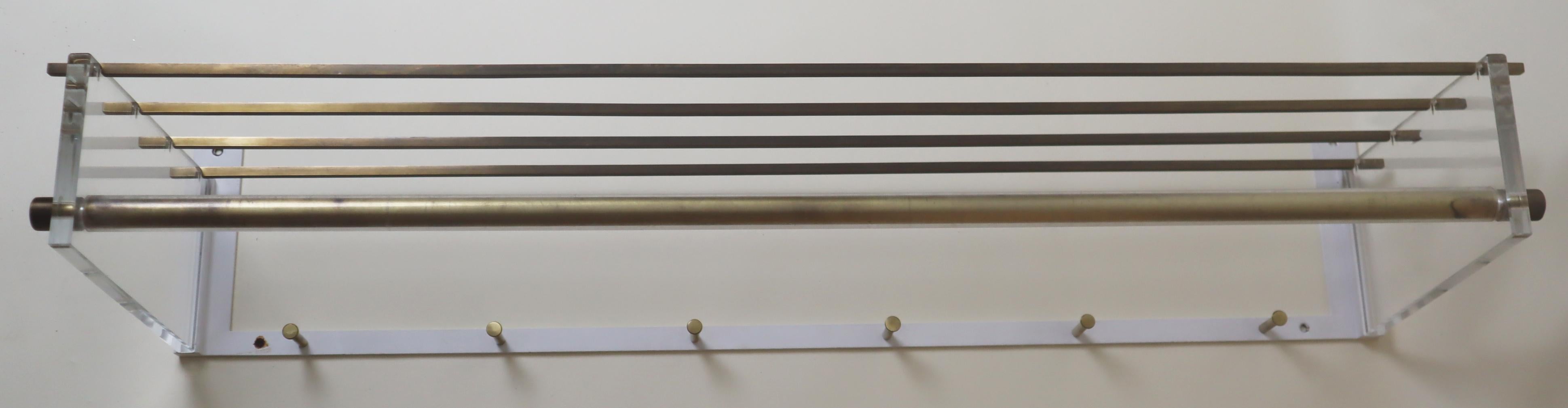 Exklusive Wandgarderobe aus Acrylglas und Messing, Vereinigte Werkstätten im Angebot 12
