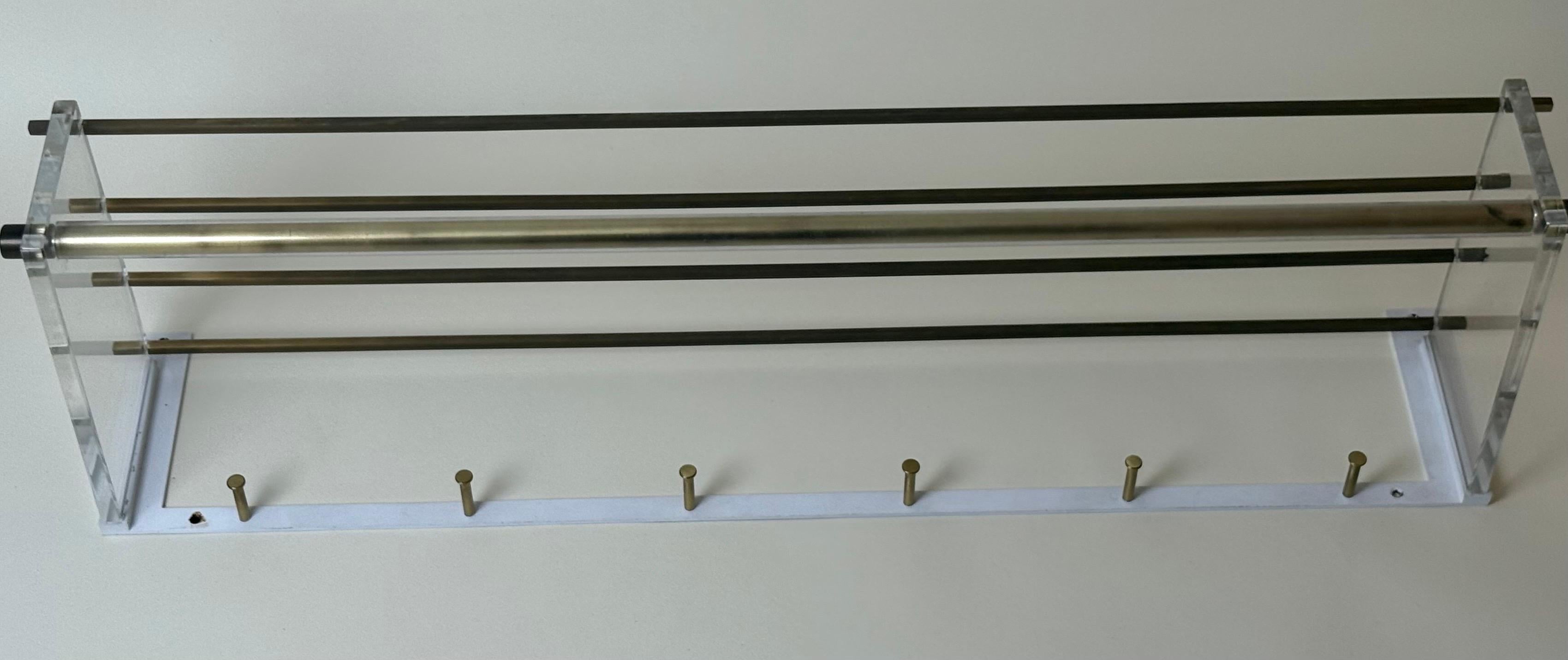 Dies ist ein äußerst seltener und luxuriöser Wandgarderobenständer aus den renommierten Münchner Werkstätten in Deutschland. Sein klassisch elegantes und geradliniges Design verwendet die besten Materialien, um einen der besten Wandgarderobenständer