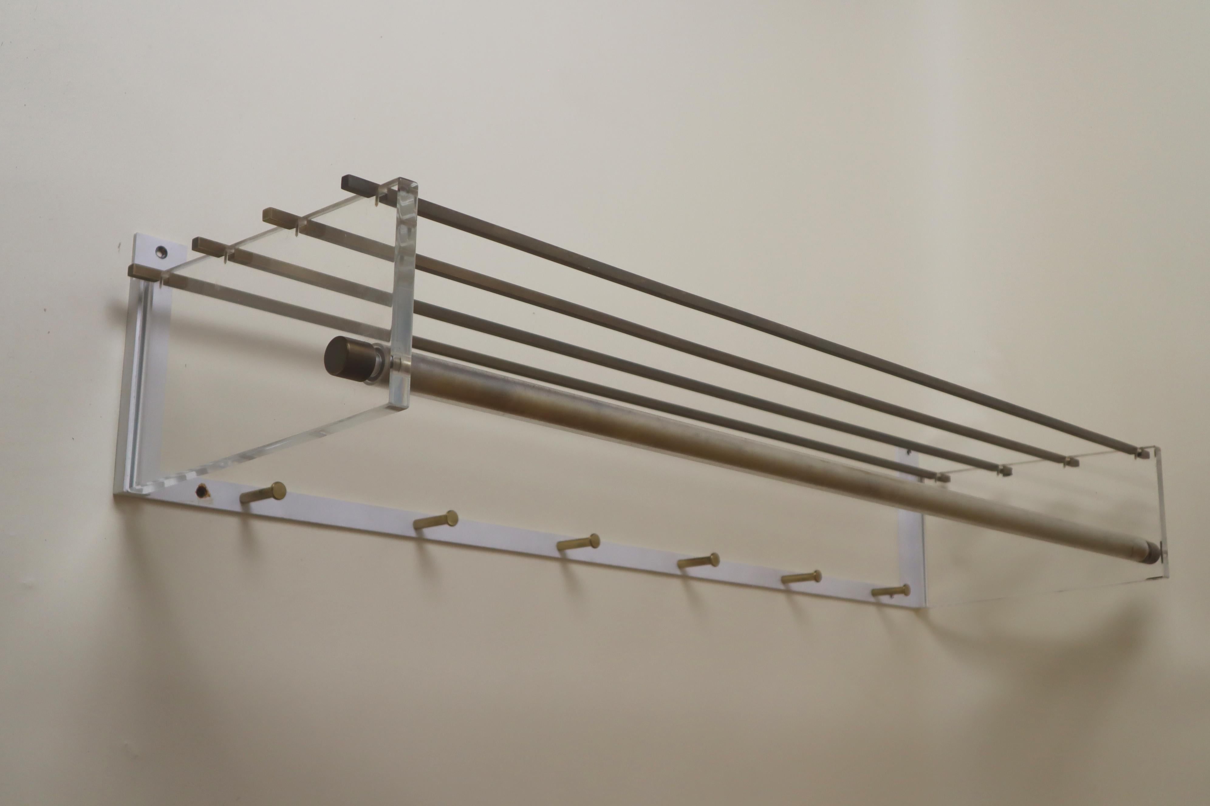Exklusive Wandgarderobe aus Acrylglas und Messing, Vereinigte Werkstätten im Angebot 13