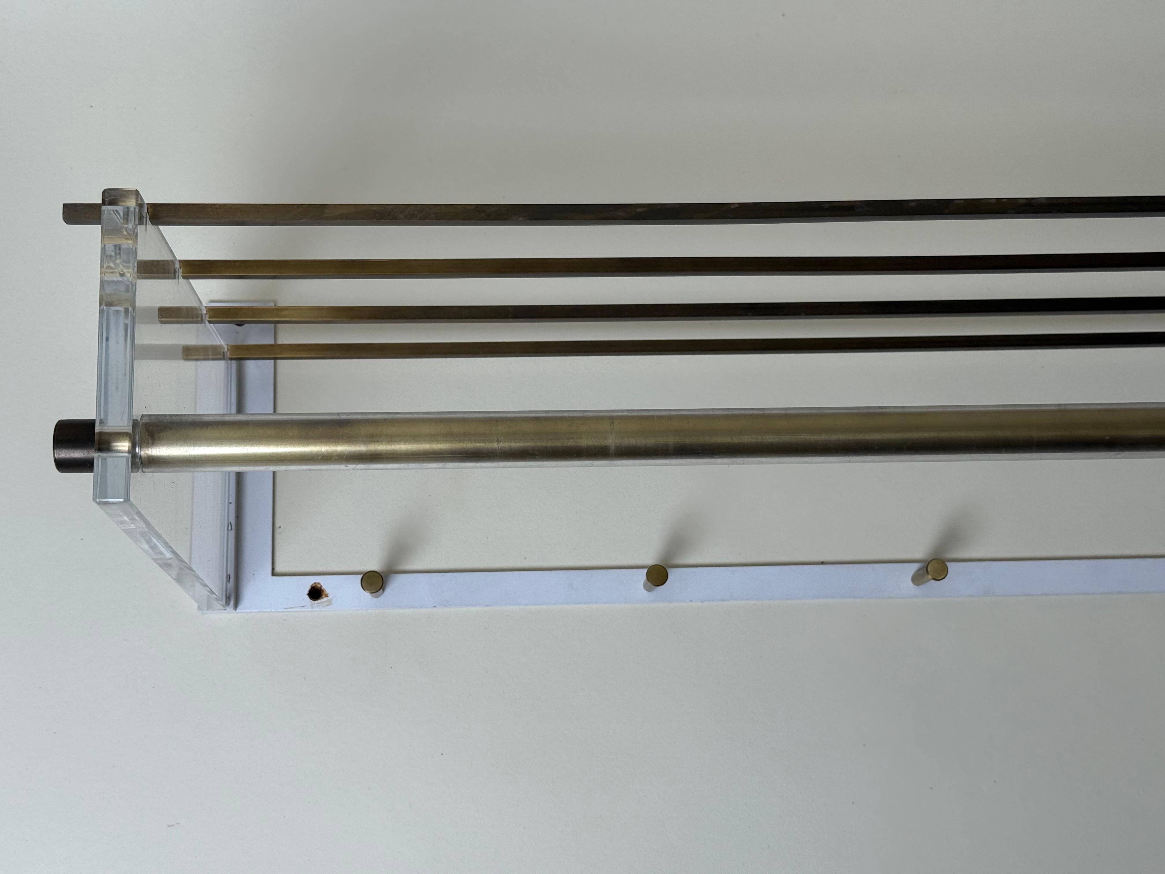 Exklusive Wandgarderobe aus Acrylglas und Messing, Vereinigte Werkstätten (Moderne der Mitte des Jahrhunderts) im Angebot