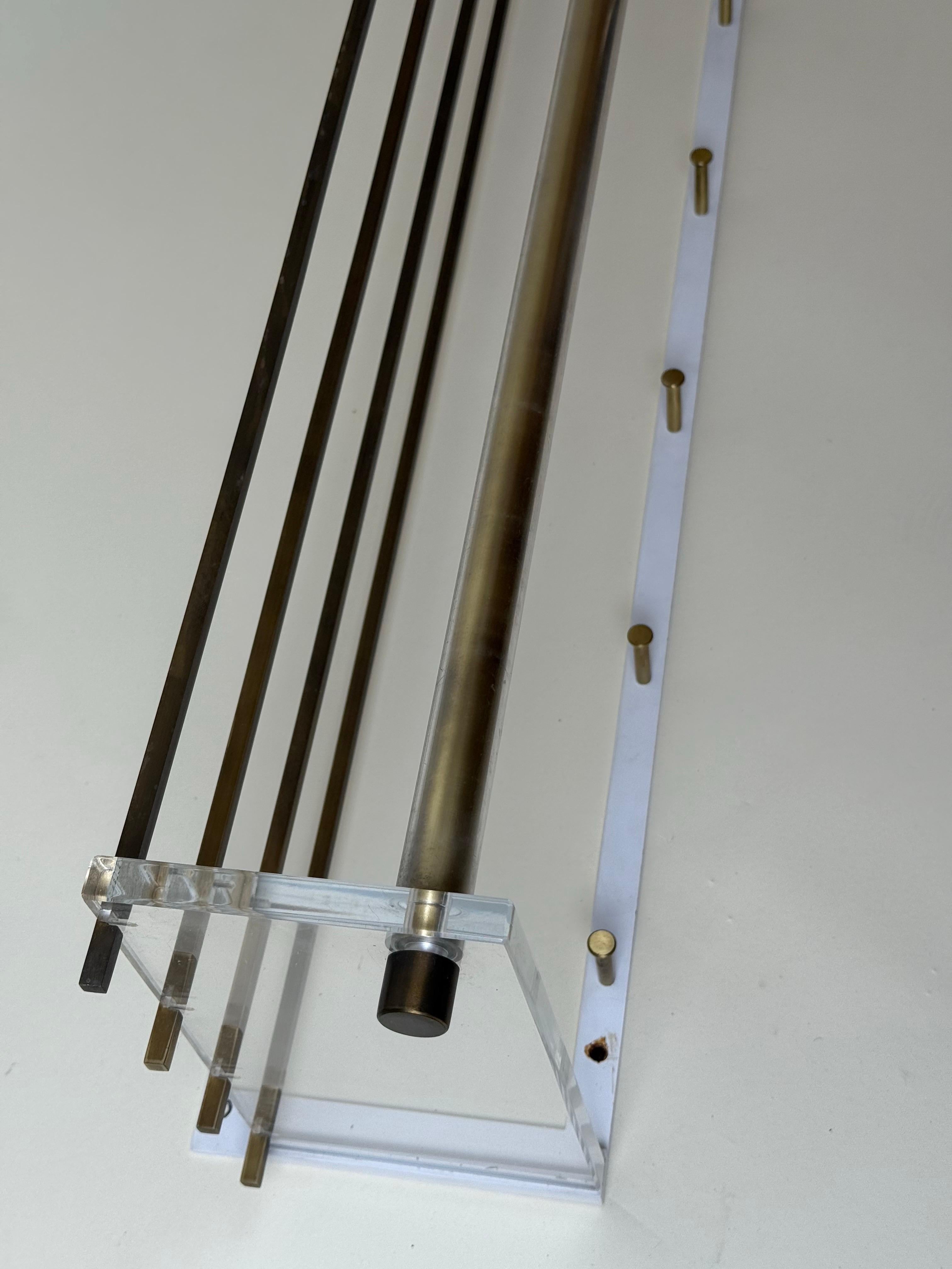 Exklusive Wandgarderobe aus Acrylglas und Messing, Vereinigte Werkstätten (Deutsch) im Angebot