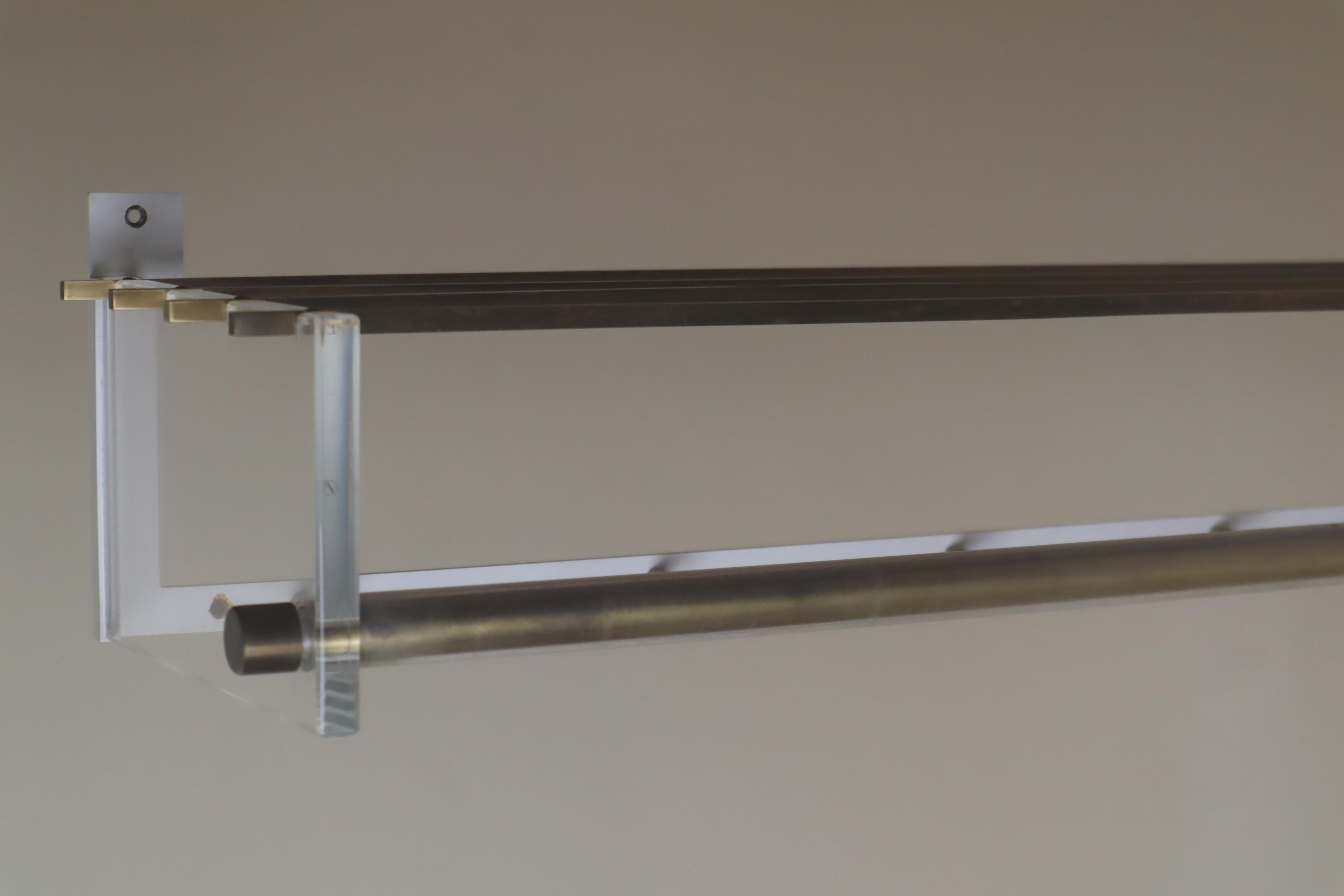 Exklusive Wandgarderobe aus Acrylglas und Messing, Vereinigte Werkstätten im Zustand „Gut“ im Angebot in Hannover, DE