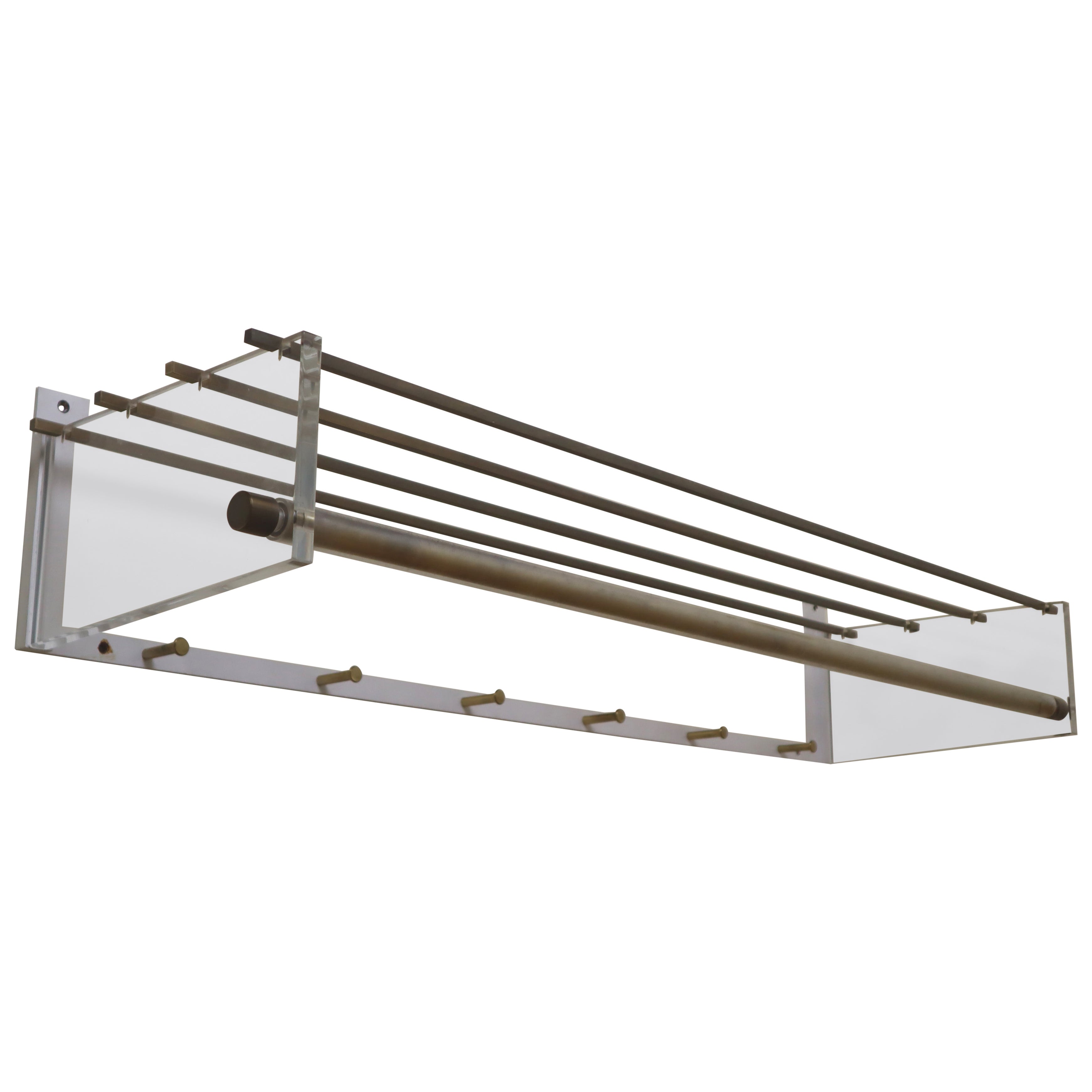 Exklusive Wandgarderobe aus Acrylglas und Messing, Vereinigte Werkstätten im Angebot