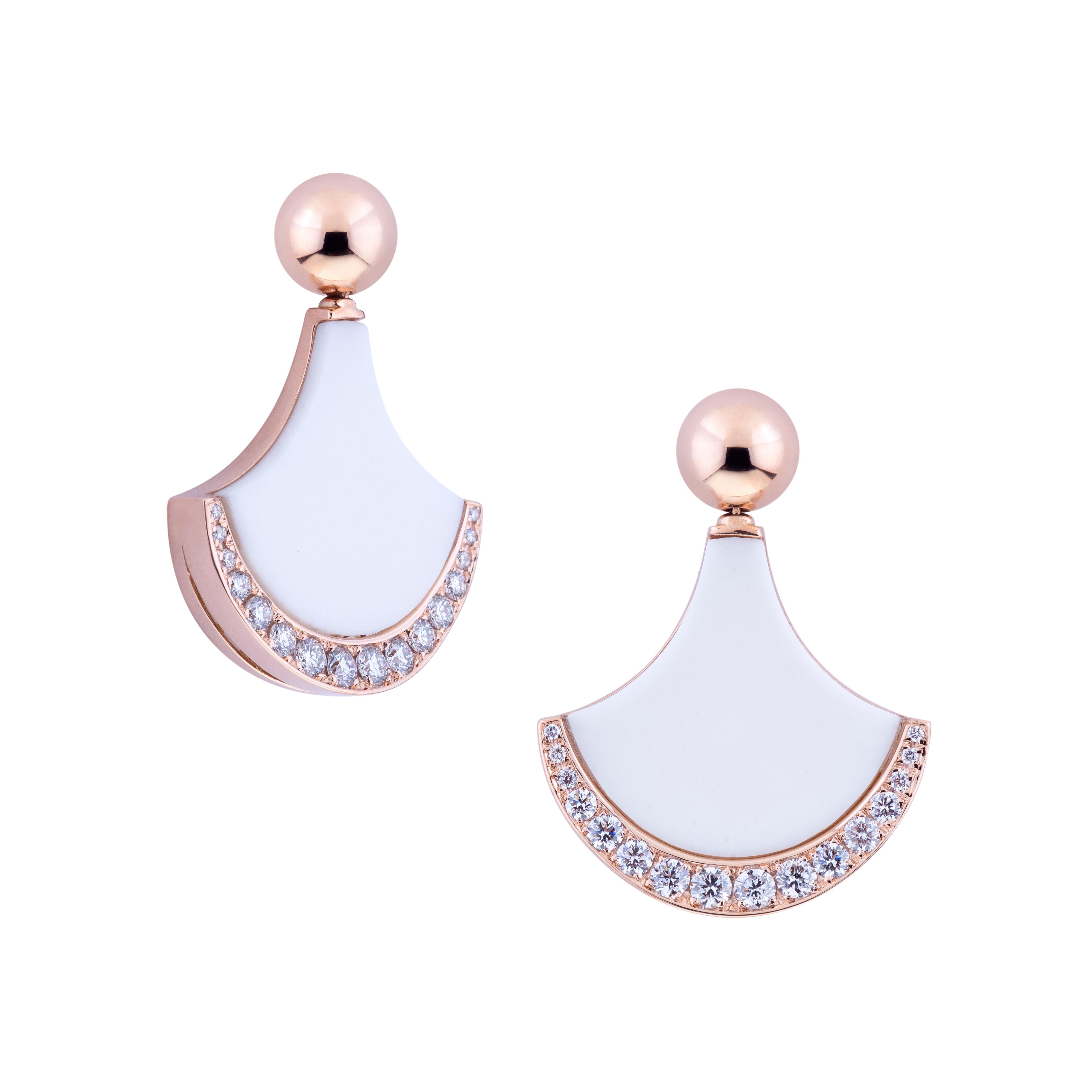 Exclusive Wave Collection by Angeletti Rose Gold Diamonds and White Ceramic.
The Use of Ceramic is one of the Characteristic of the Endless Creative Streak of Angeletti, giving  to these earrings (in its short size) a Definitive Contemporary Look.